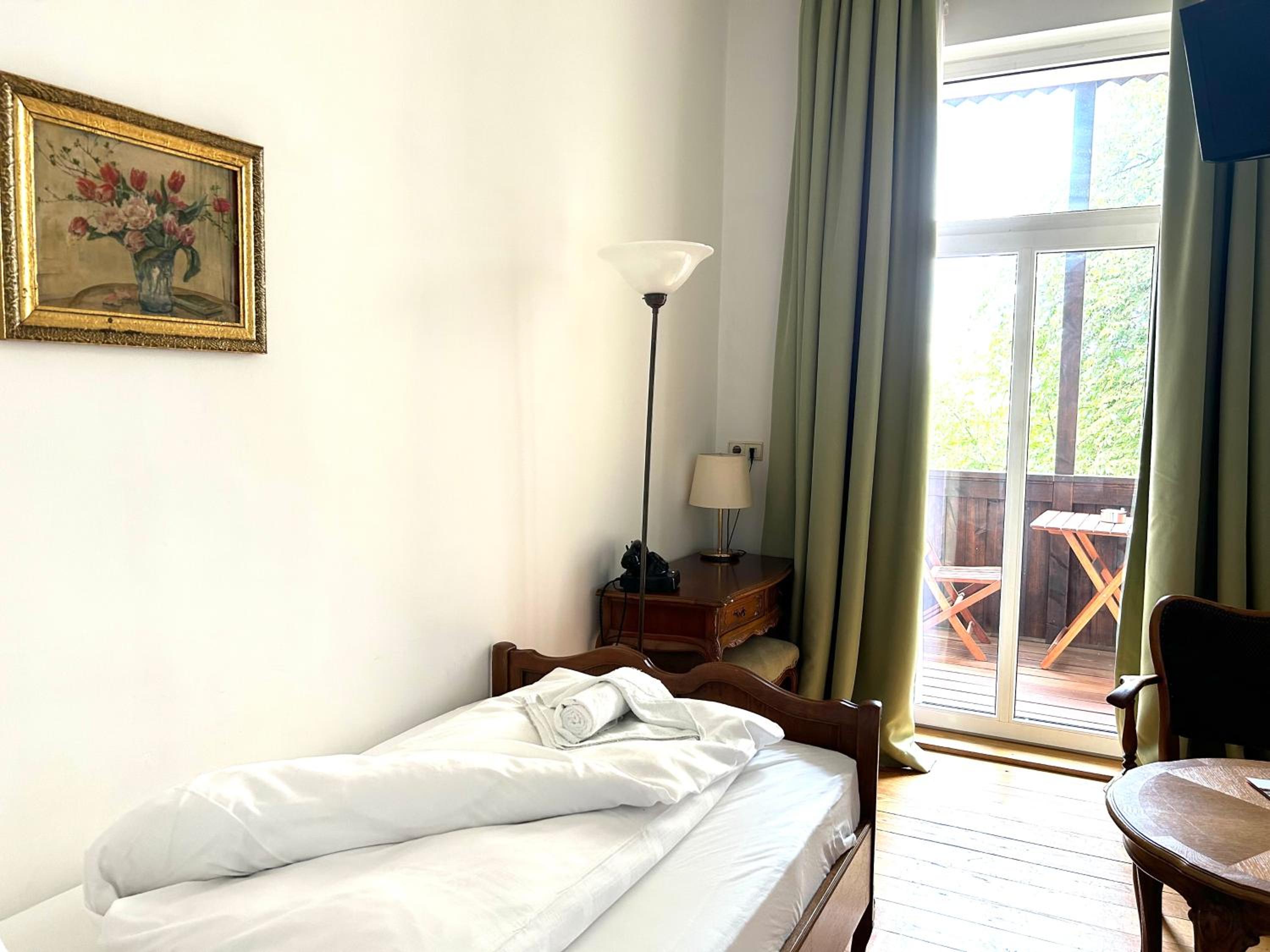 Single Room in quiet location photo 3