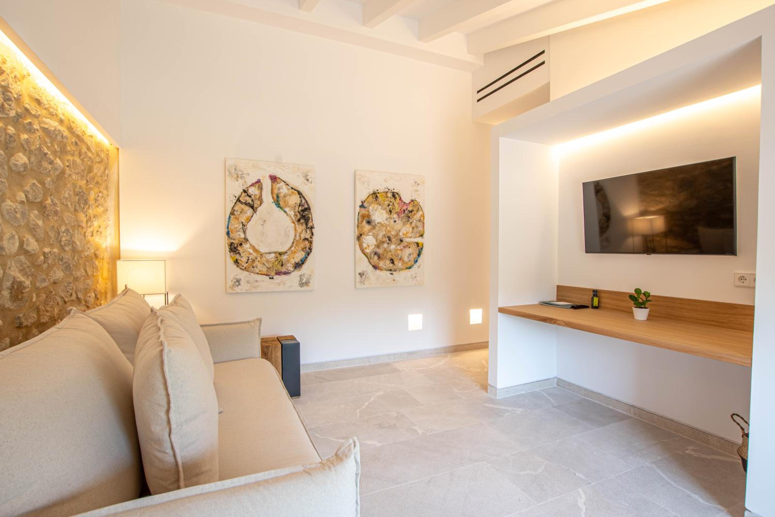 Deluxe Suite - Photo 1