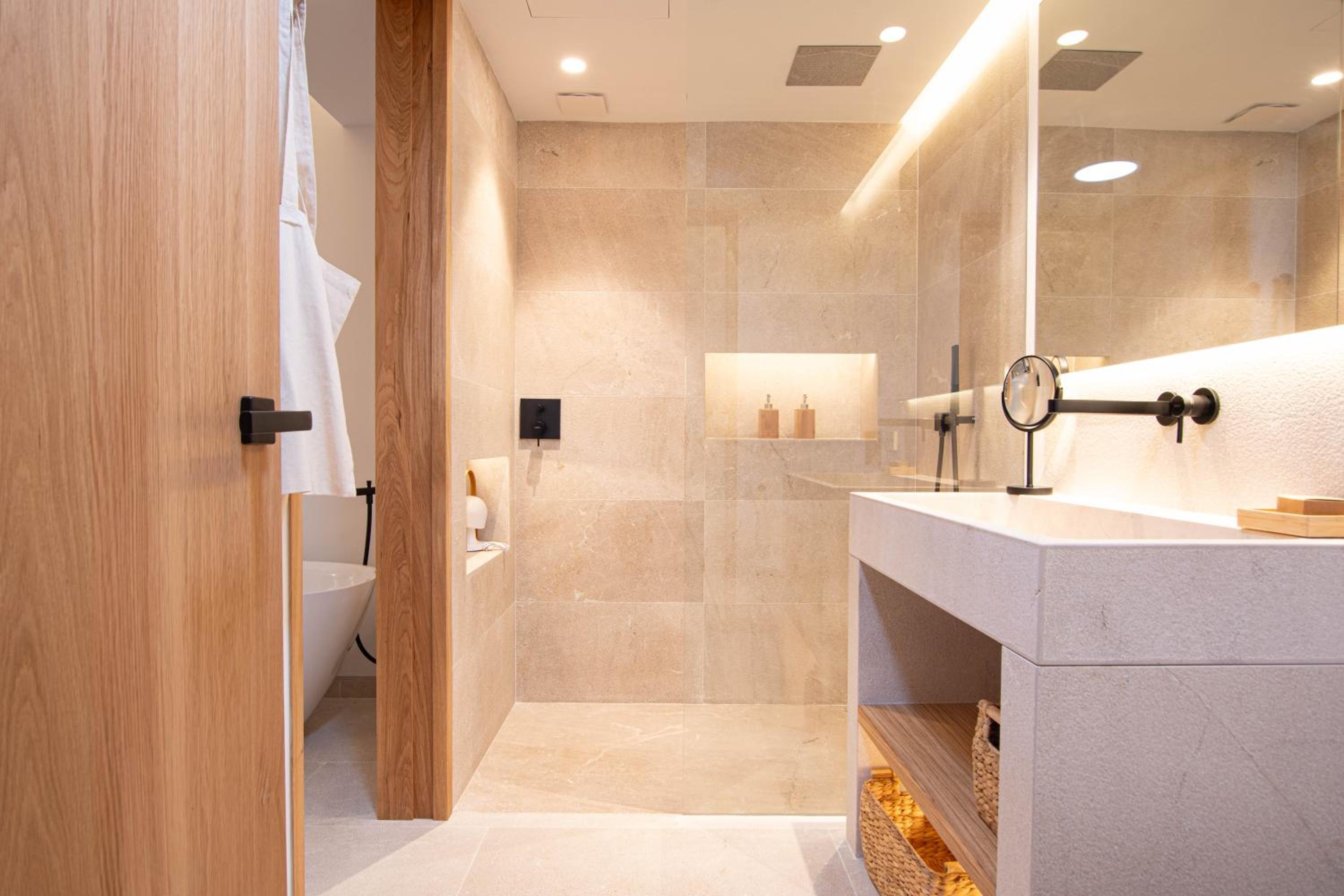 Deluxe Suite - Photo 12