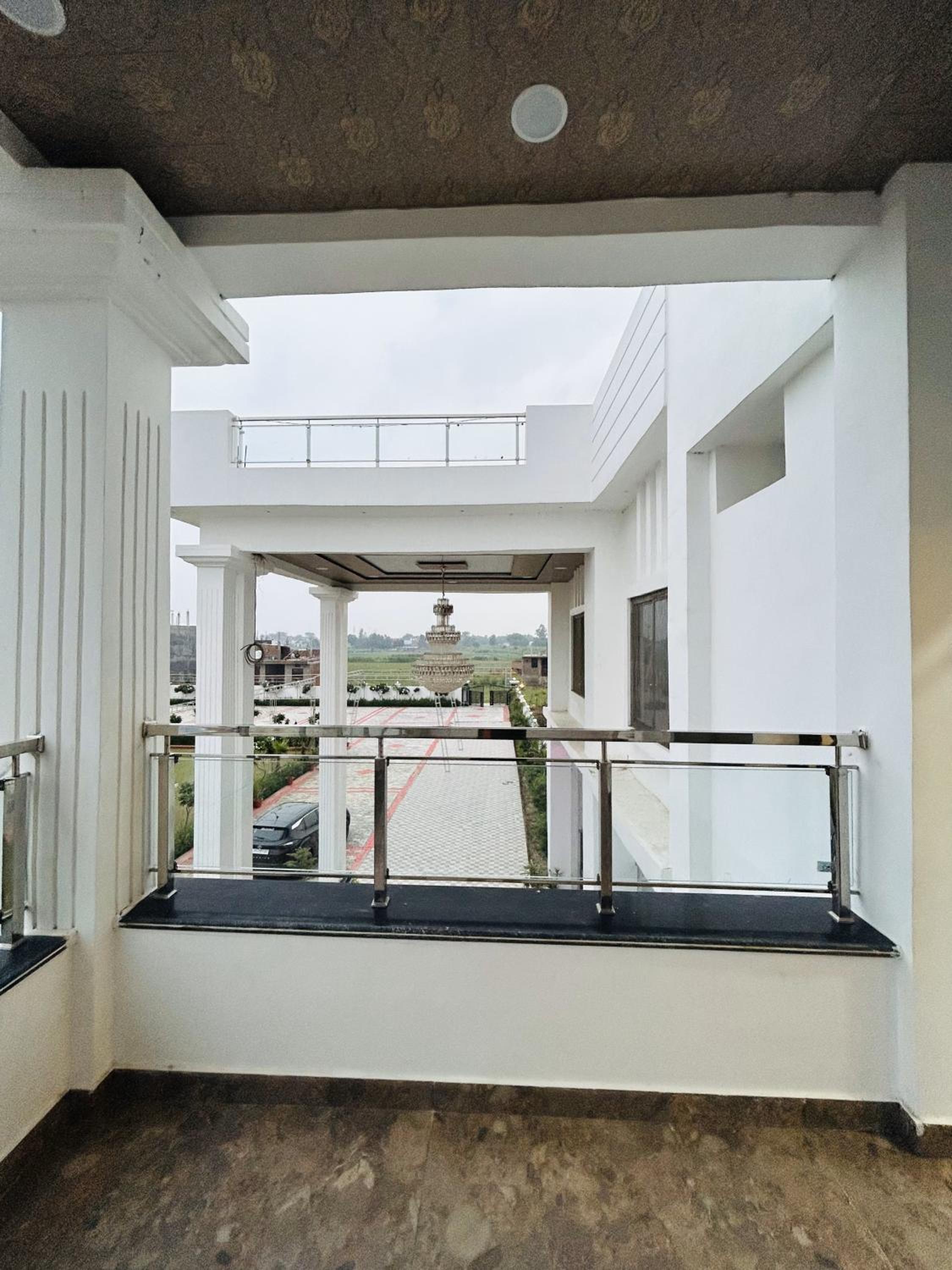 Family Room With Balcony photo 3