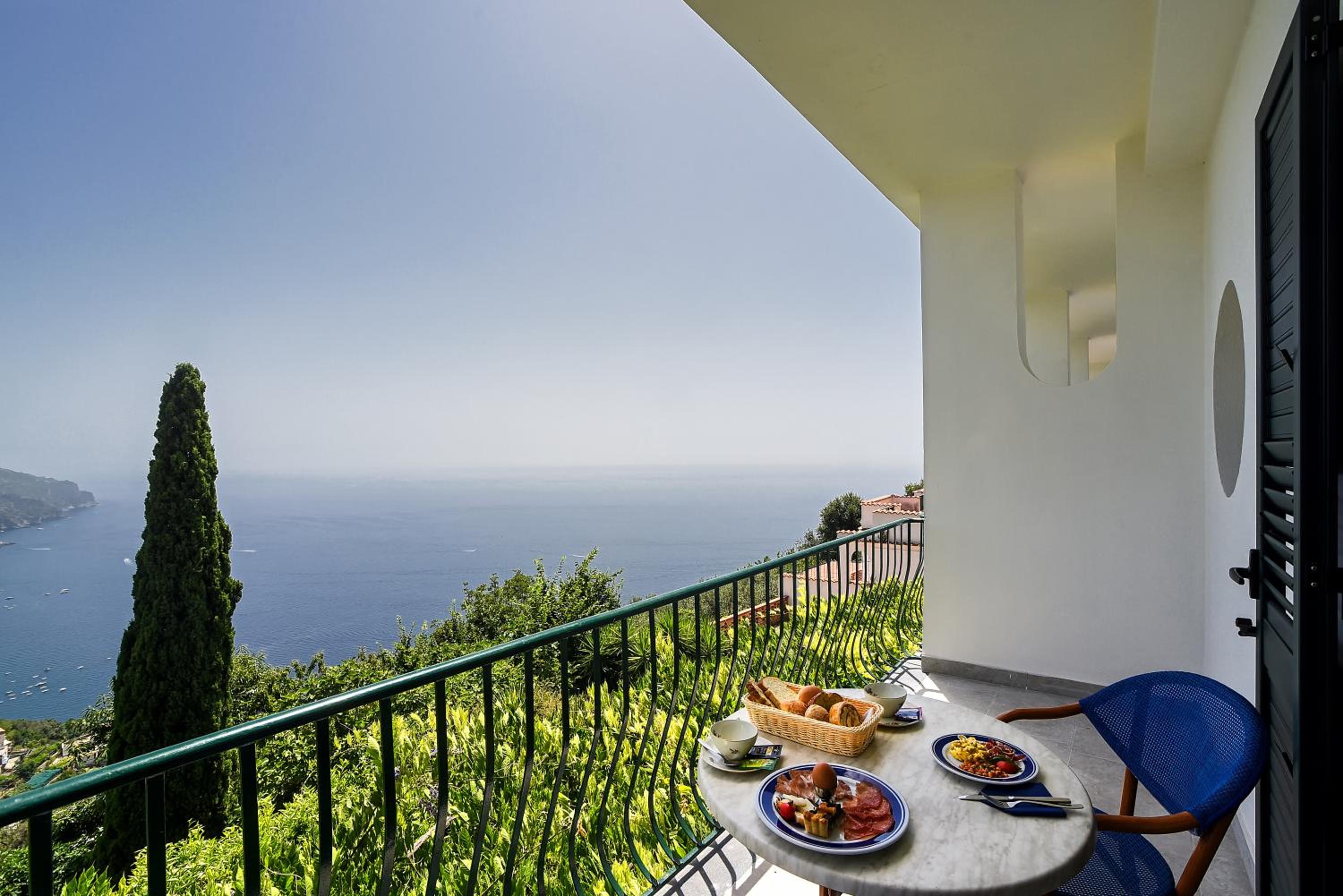 Deluxe Double Room with Balcony and Sea View photo 3