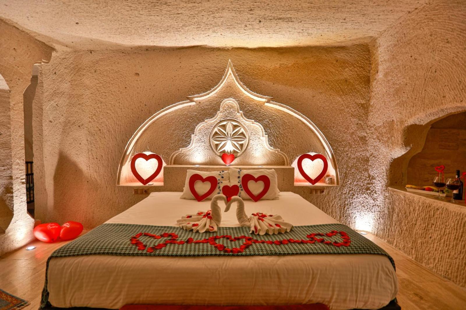 Queen Room with Balcony - Photo 3