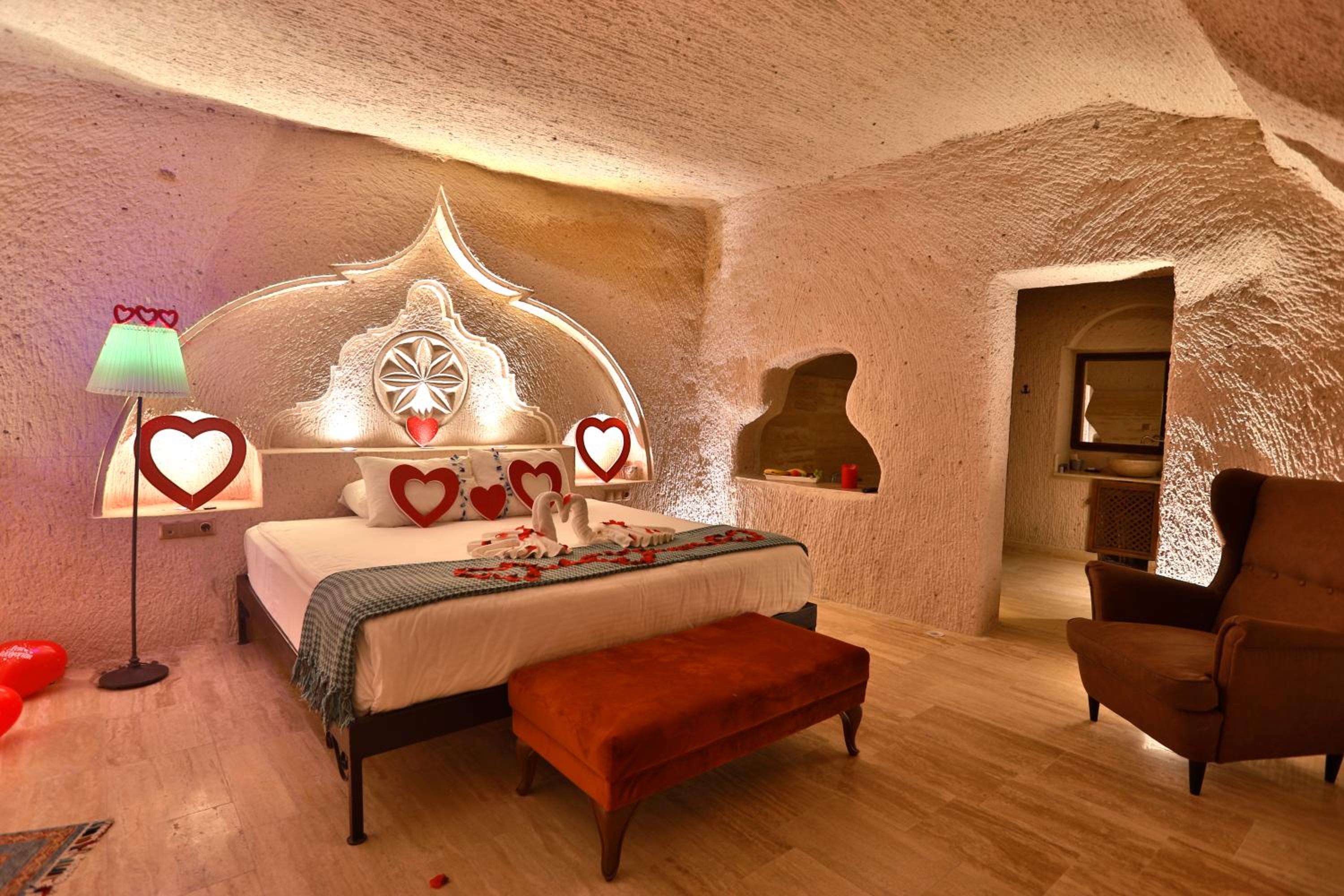 Queen Room with Balcony - Photo 4