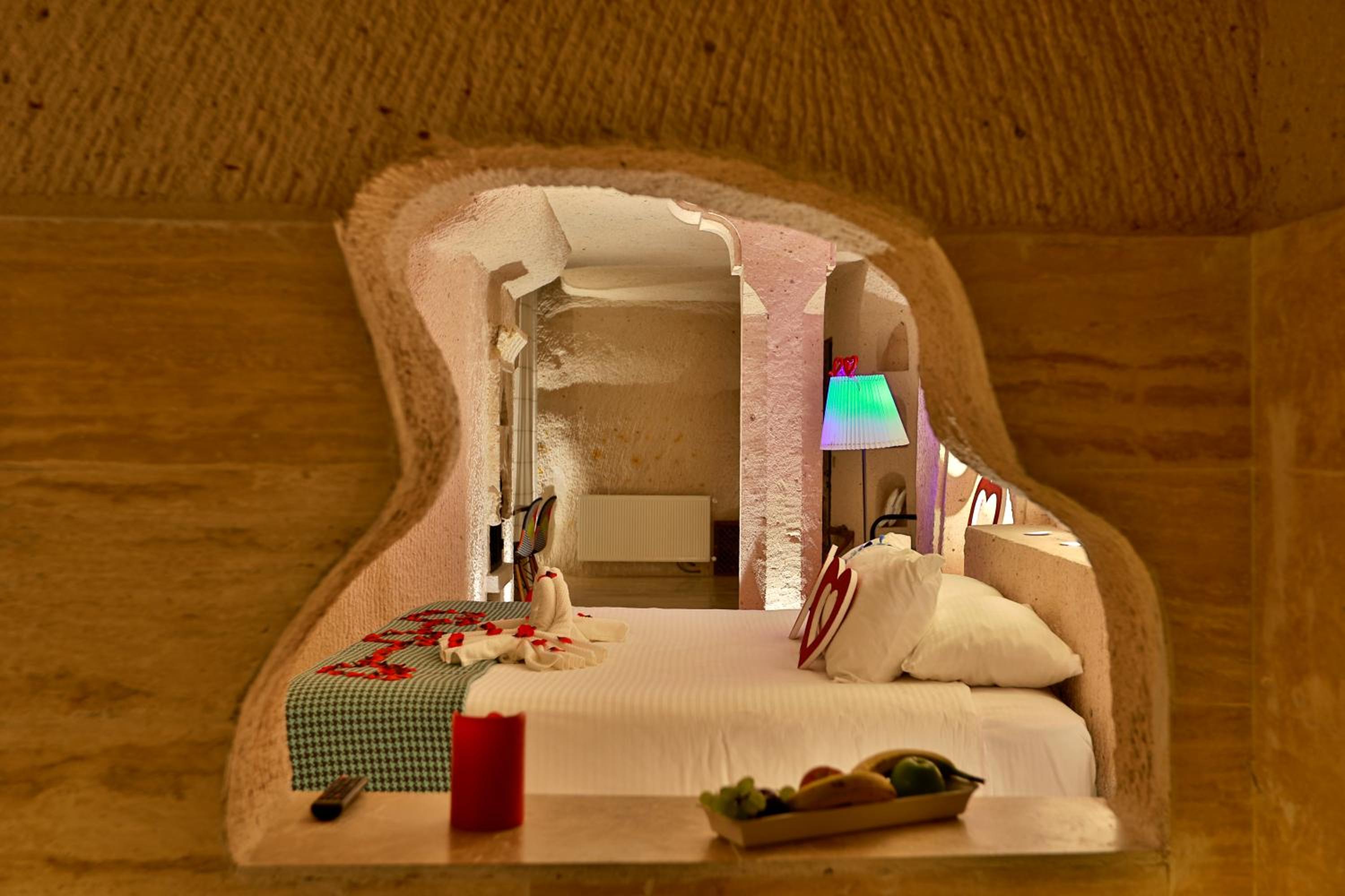 Queen Room with Balcony - Photo 6