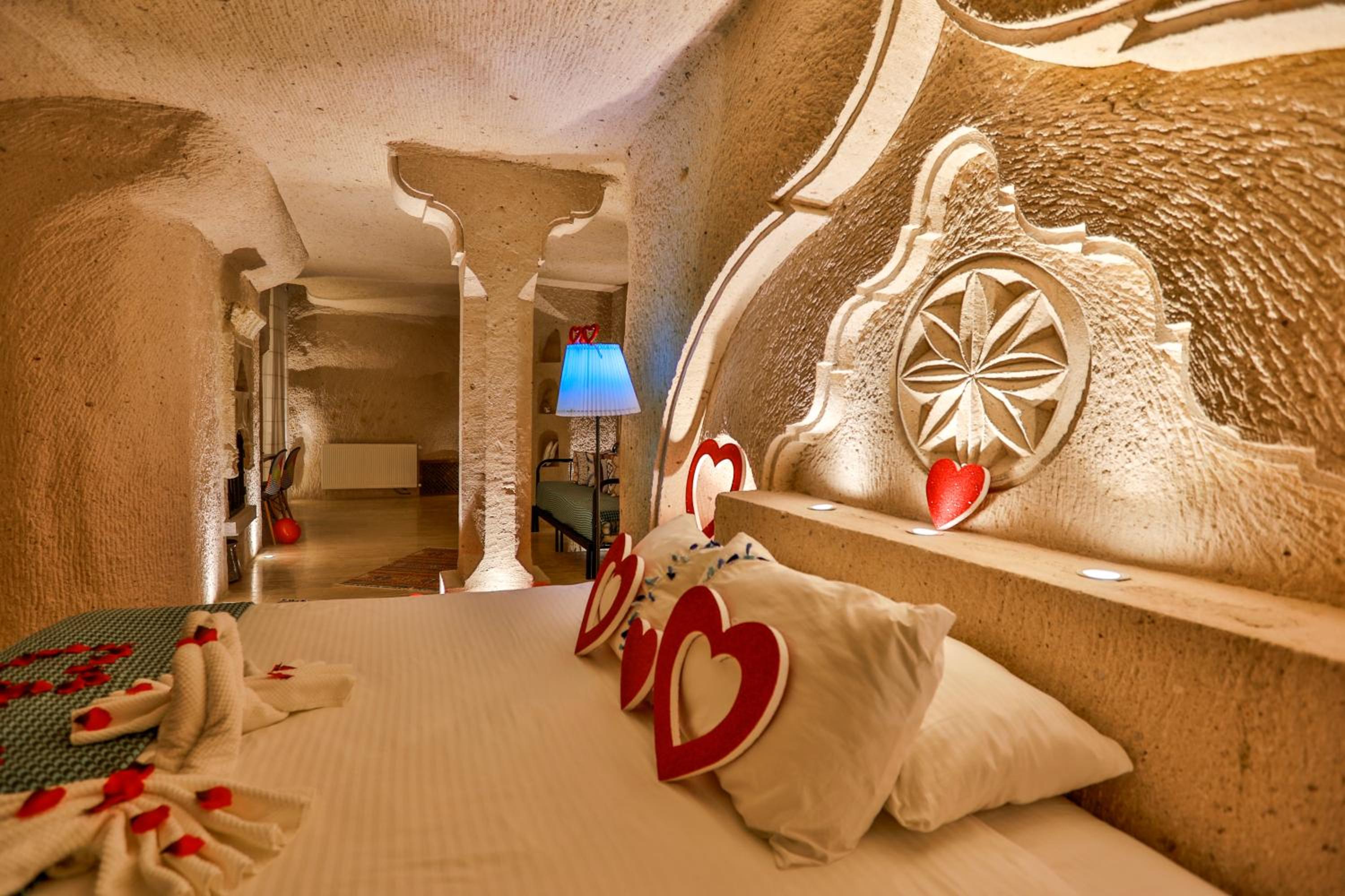 Queen Room with Balcony - Photo 5