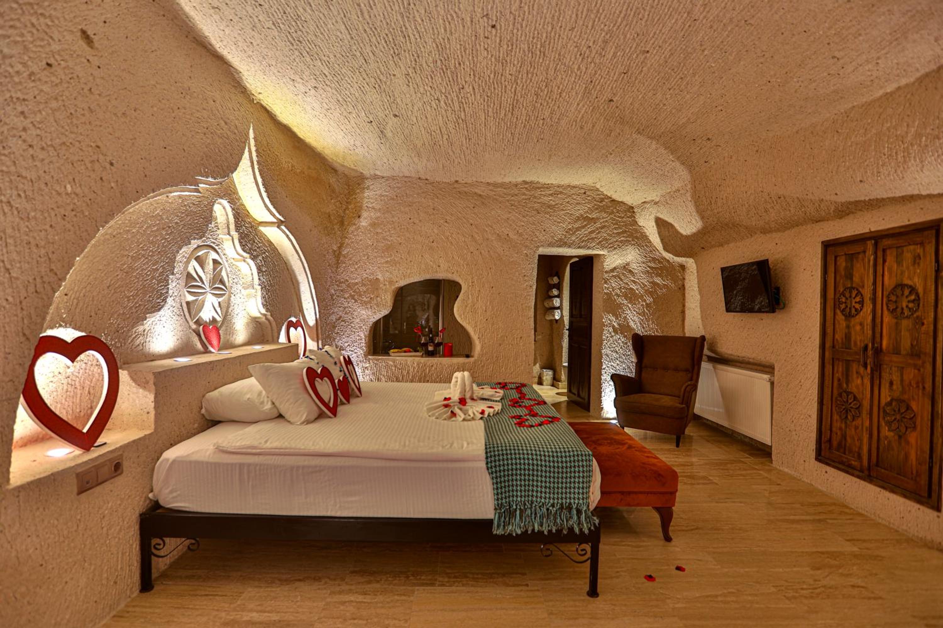 Queen Room with Balcony - Photo 1