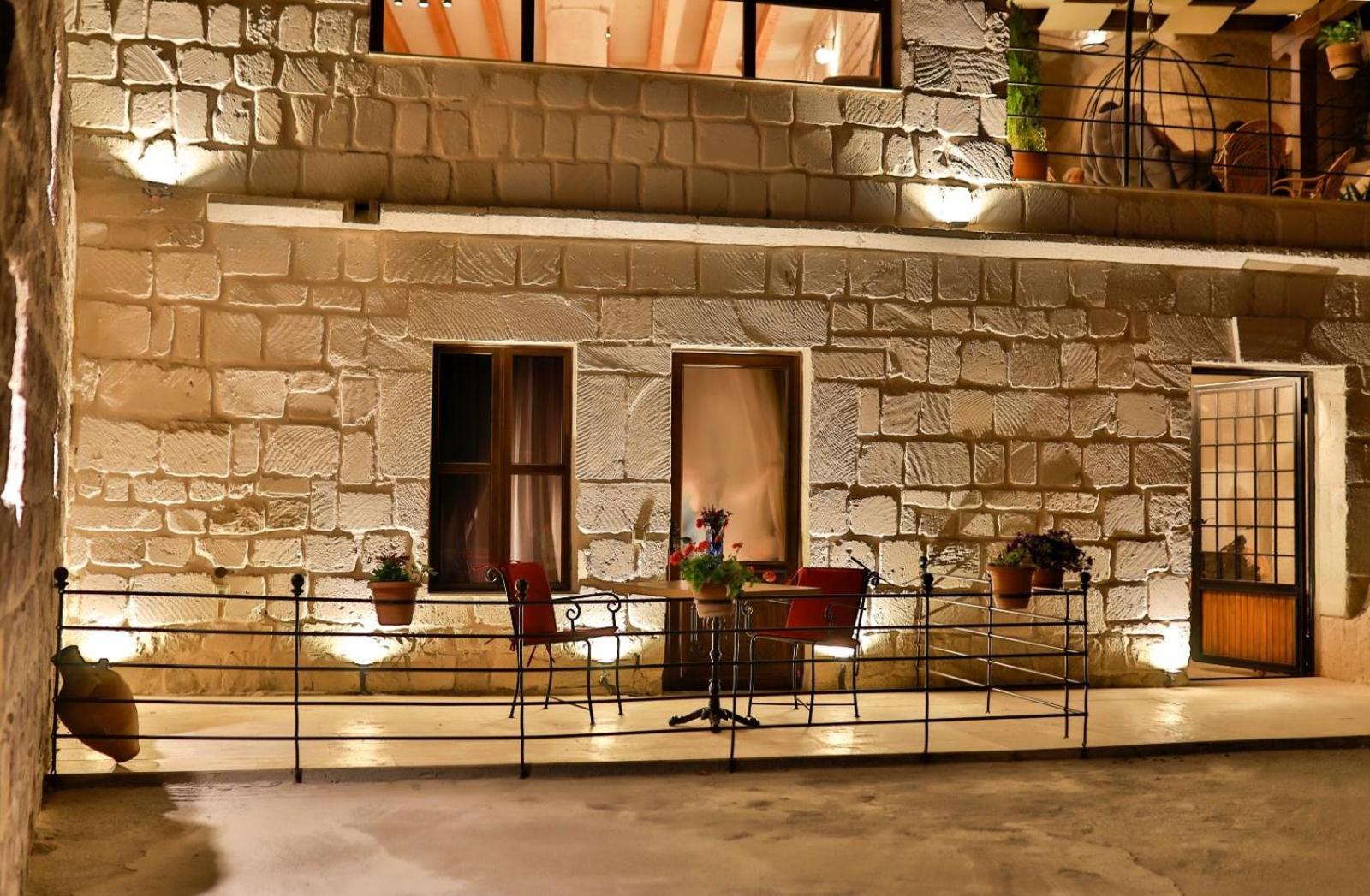 King Suite with Balcony - Photo 2