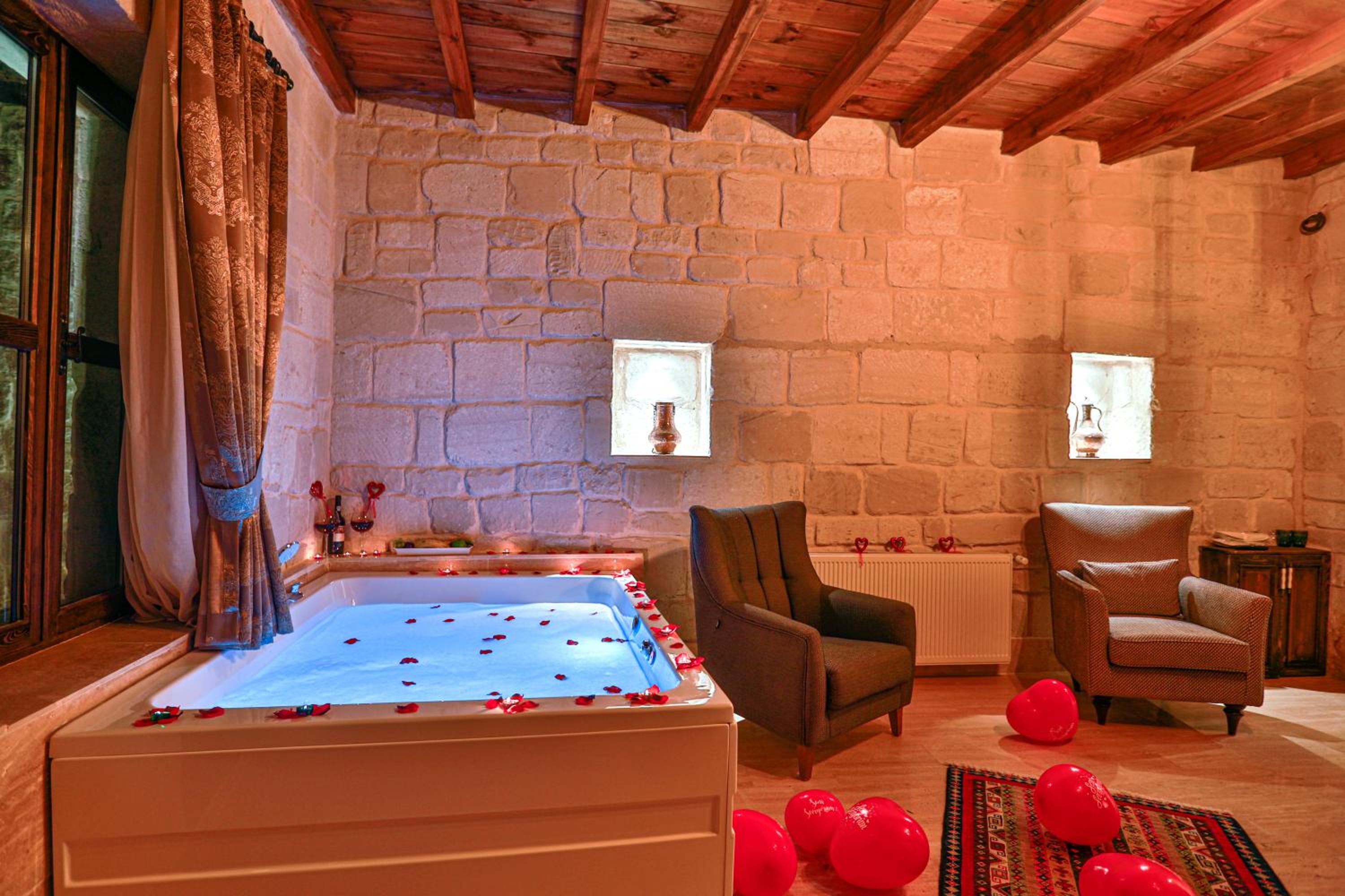 King Suite with Balcony - Photo 3