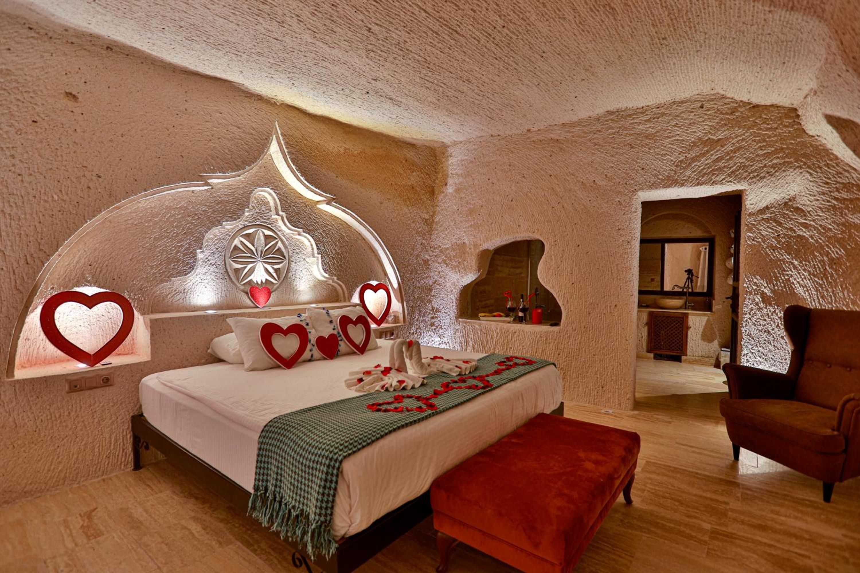 Queen Room with Balcony - Photo 2