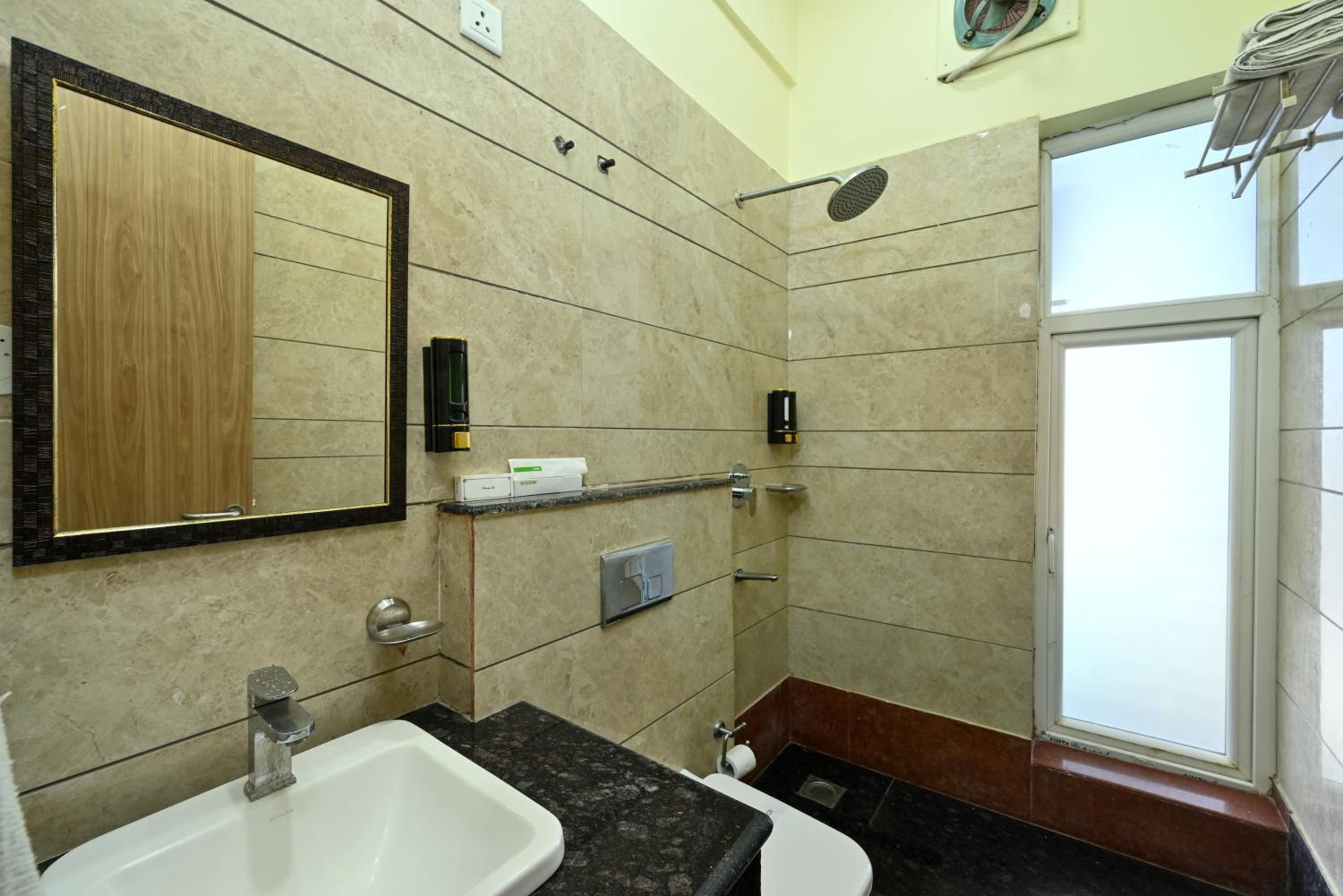 Deluxe Double Room - Photo 14
