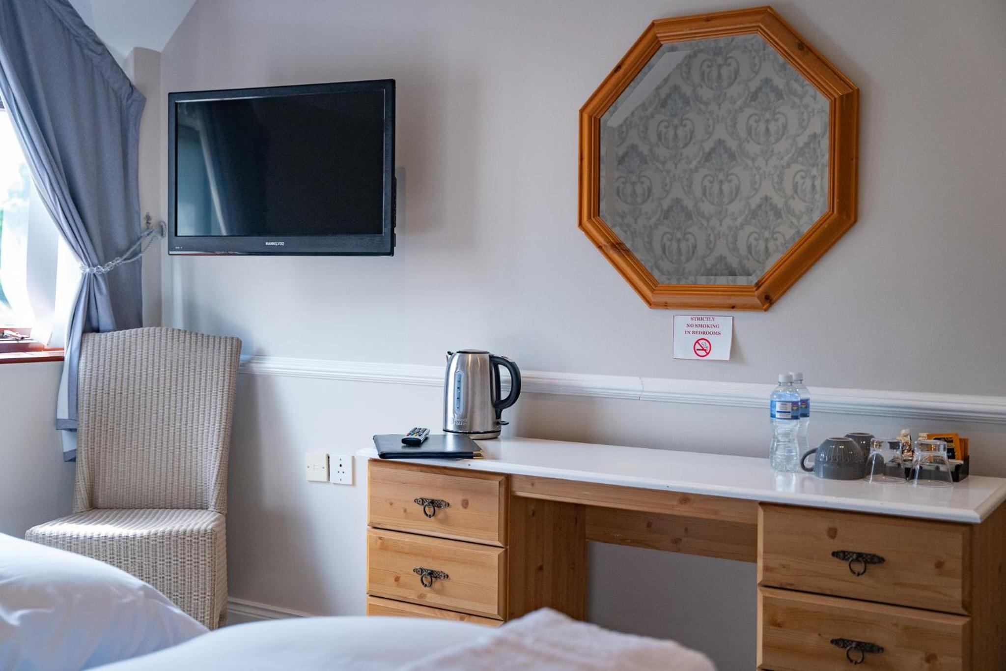 Standard Twin Room - Photo 6