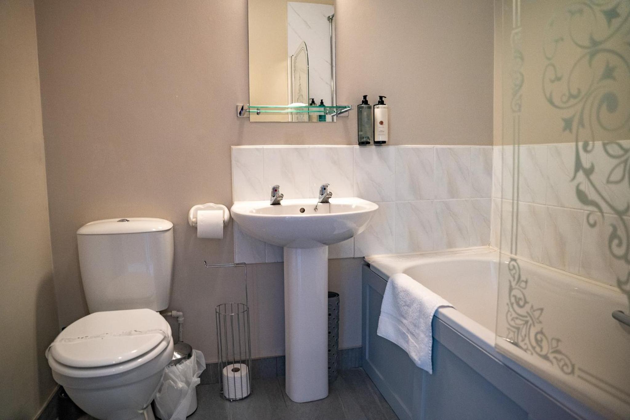 Standard Twin Room - Photo 9