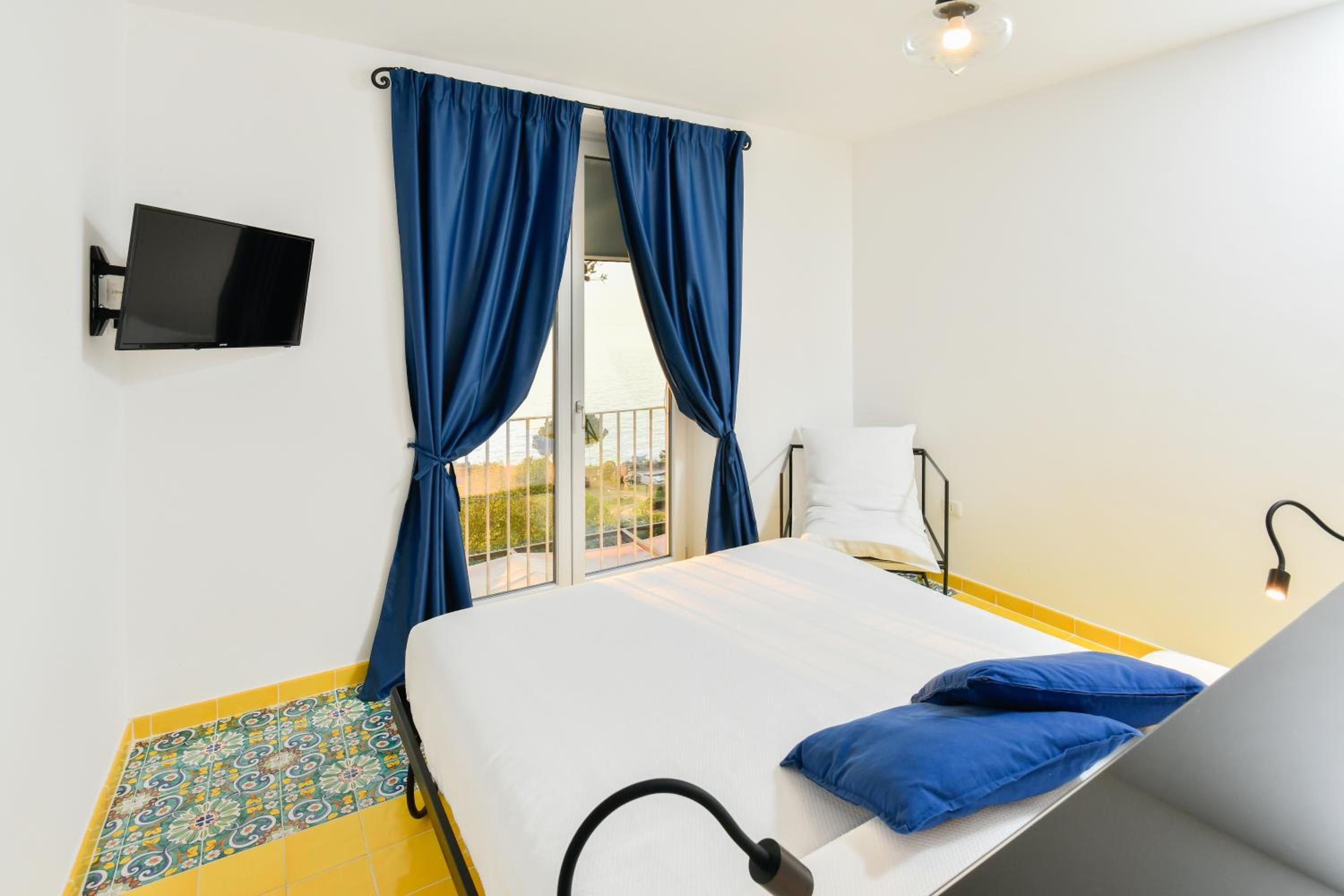 Deluxe Double Room with Balcony and Sea View photo 2