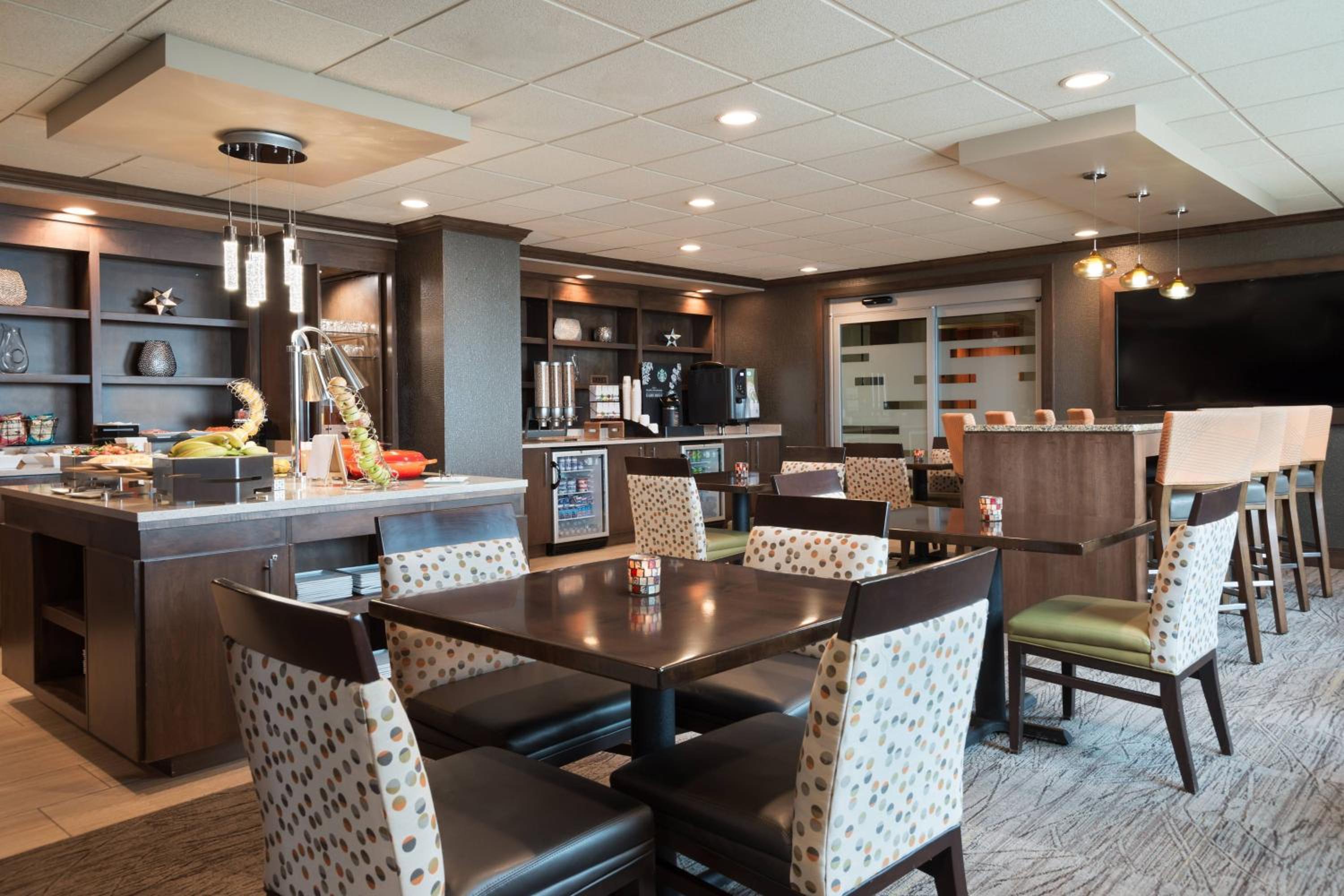 Queen Room with Two Queen Beds and Club Lounge Access - High Floor - Photo 5