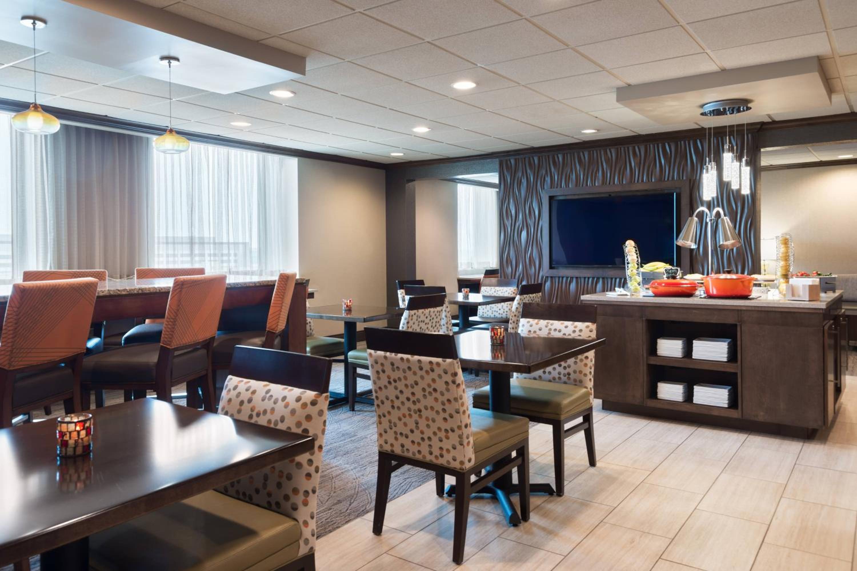 Queen Room with Two Queen Beds and Club Lounge Access - High Floor - Photo 4