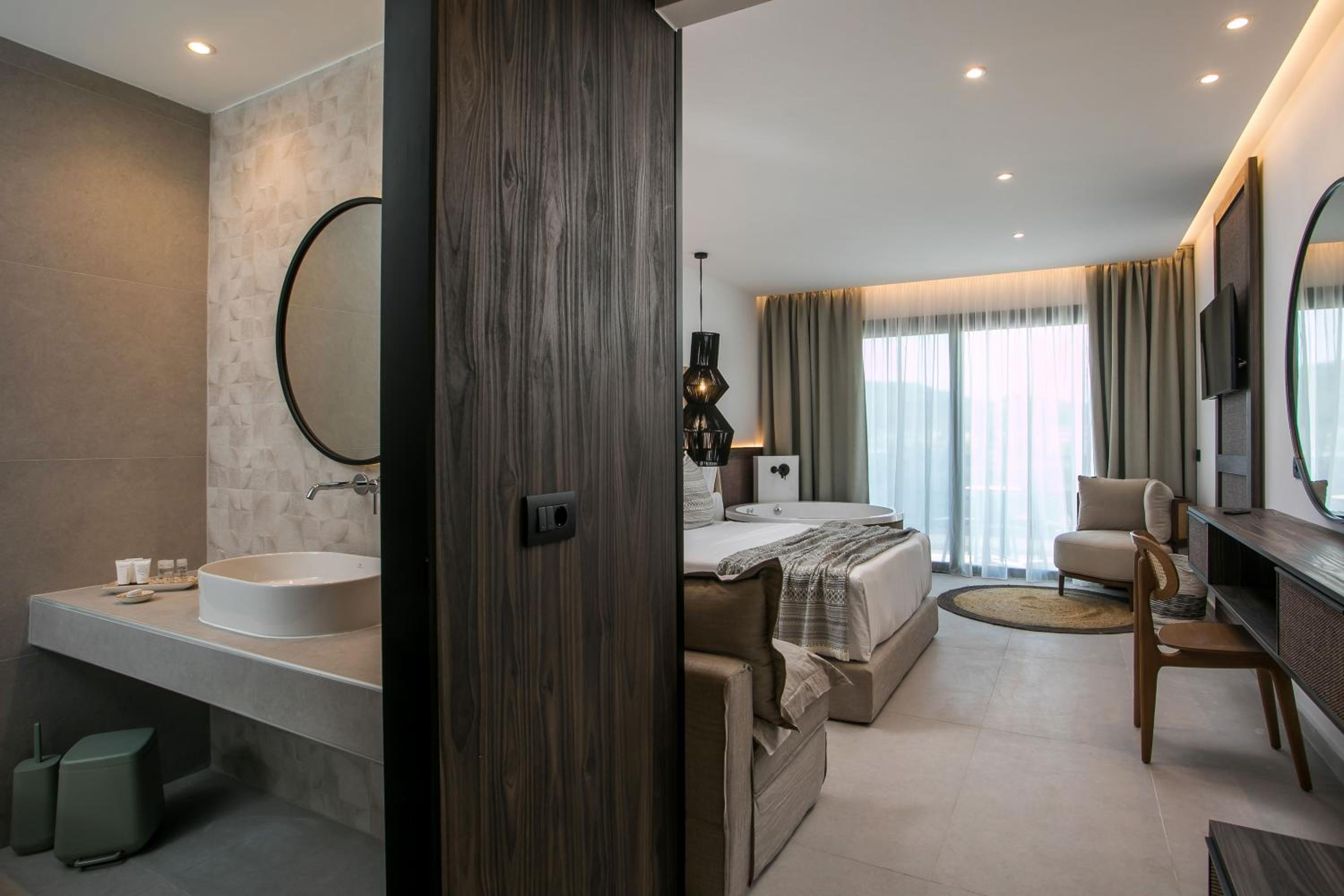 Suite with Hot Tub - Photo 11