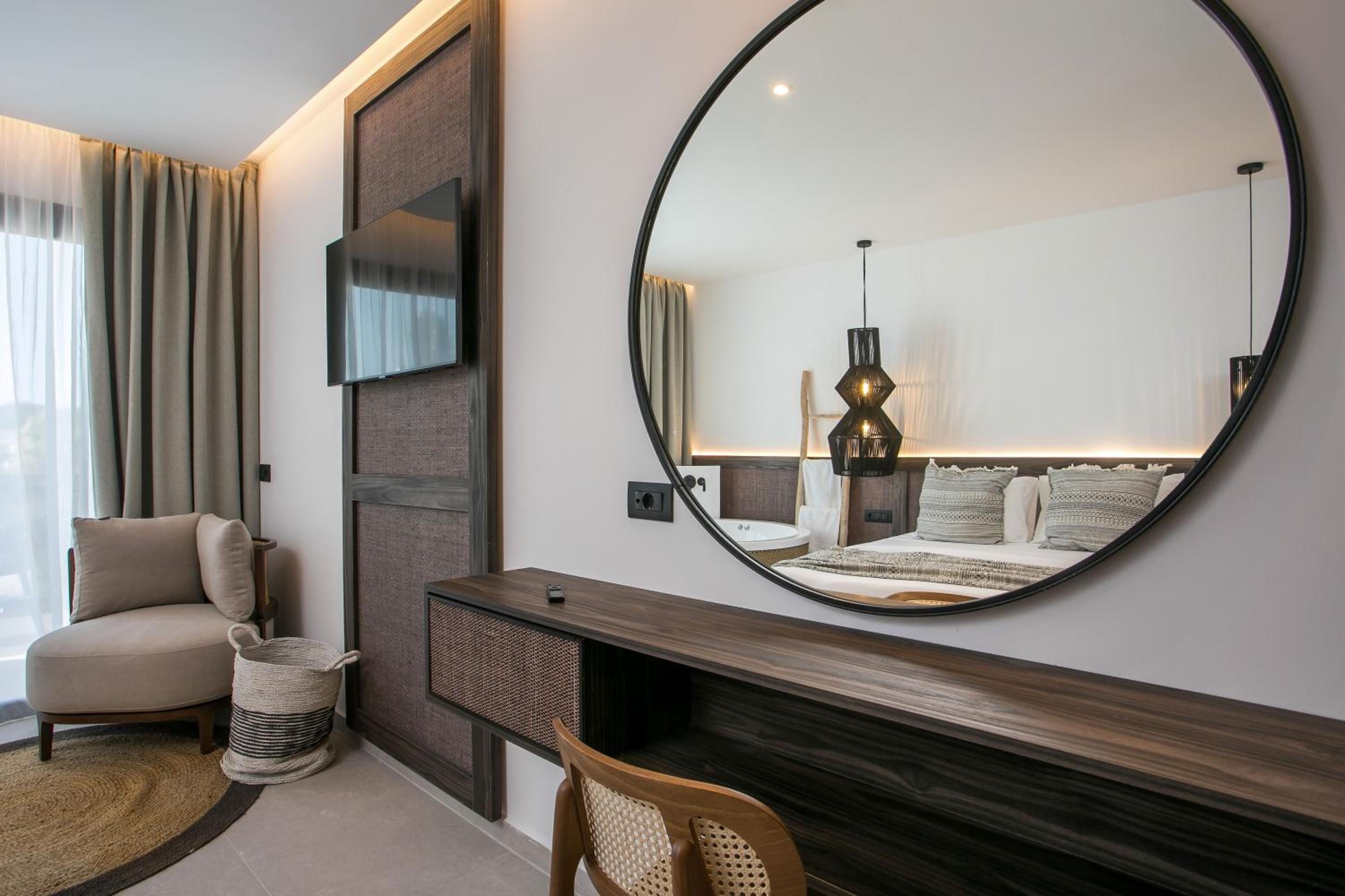 Suite with Hot Tub - Photo 3