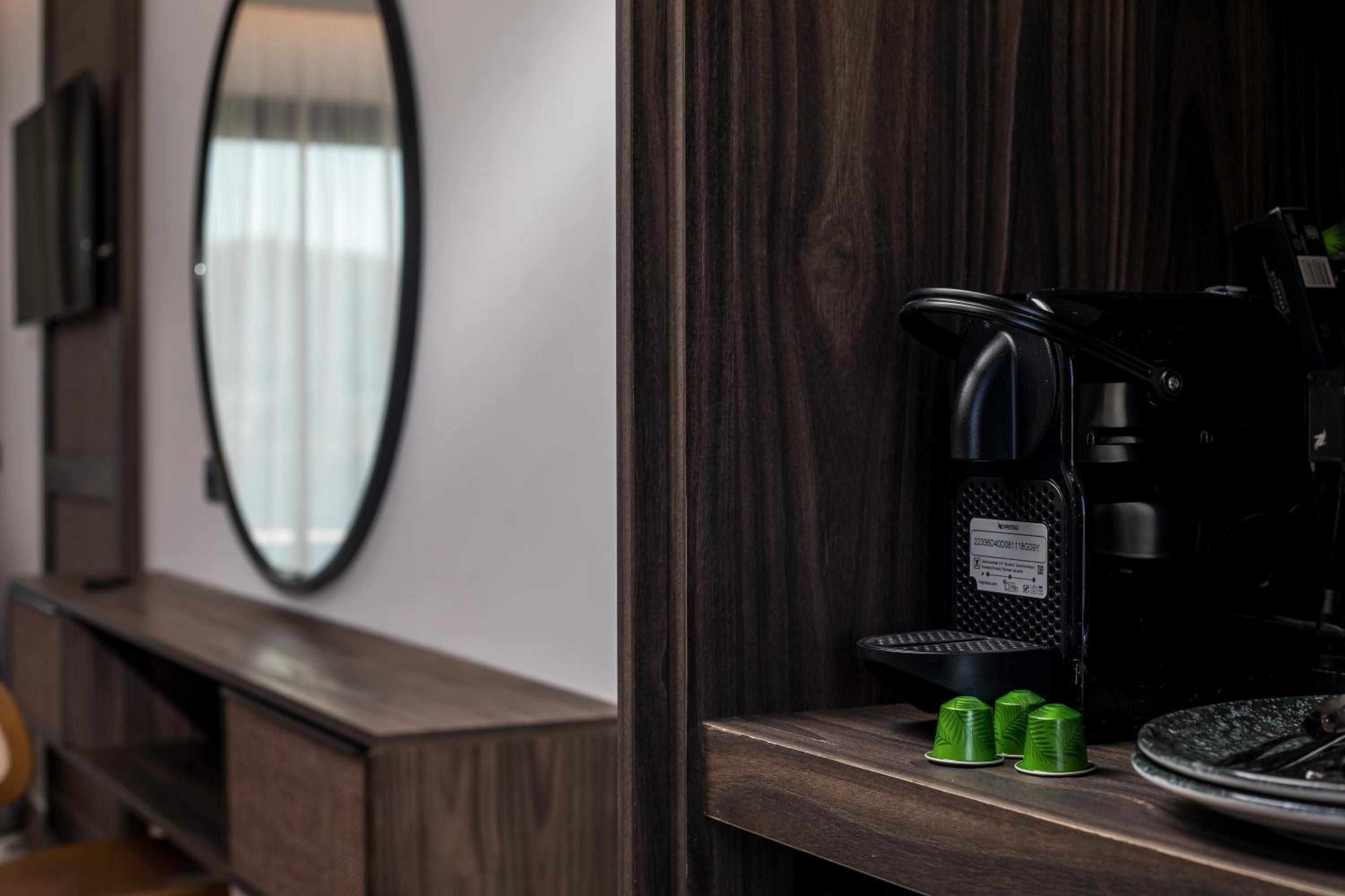 Suite with Hot Tub - Photo 6