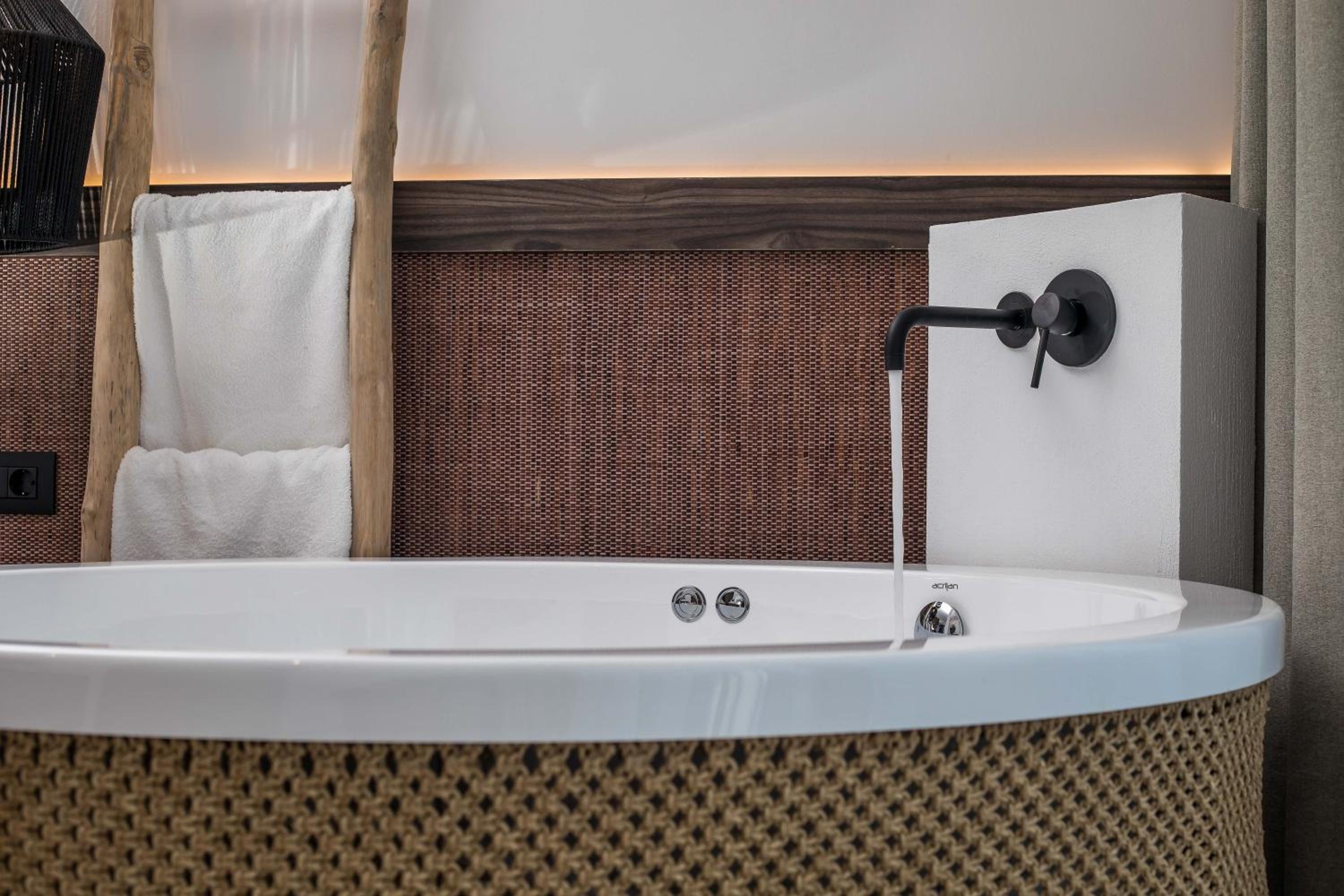 Suite with Hot Tub - Photo 12