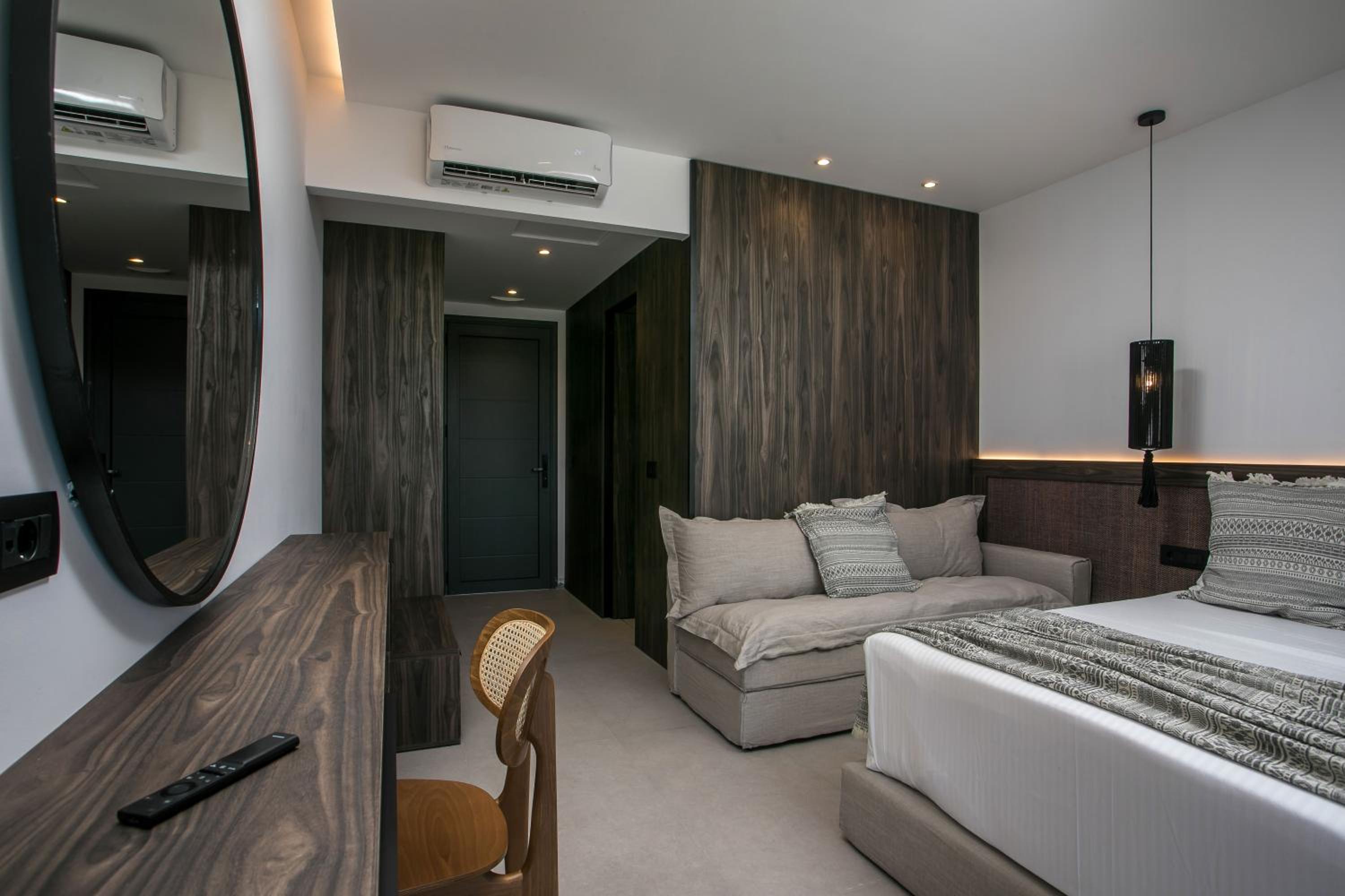 Suite with Hot Tub - Photo 2