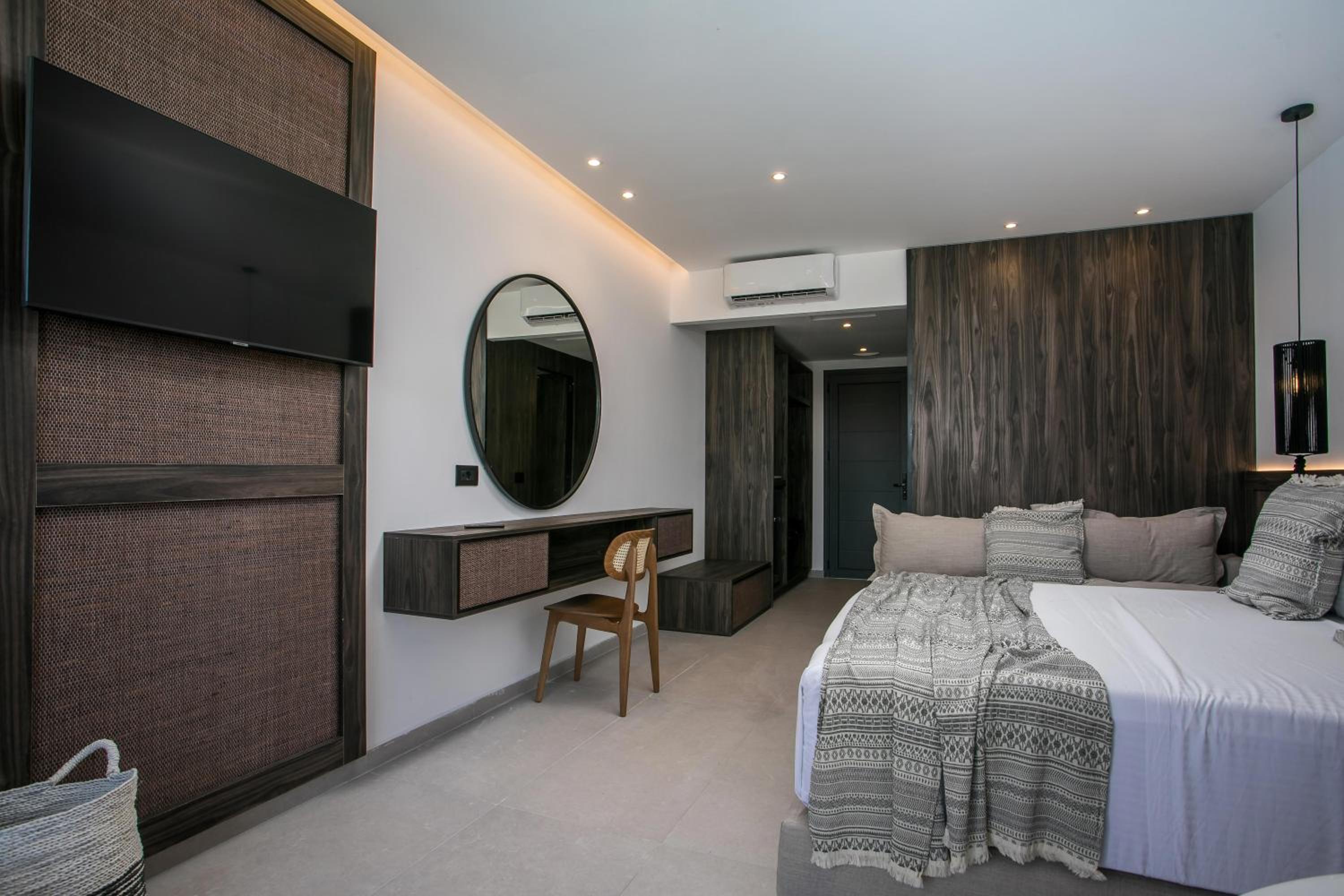 Suite with Hot Tub - Photo 5