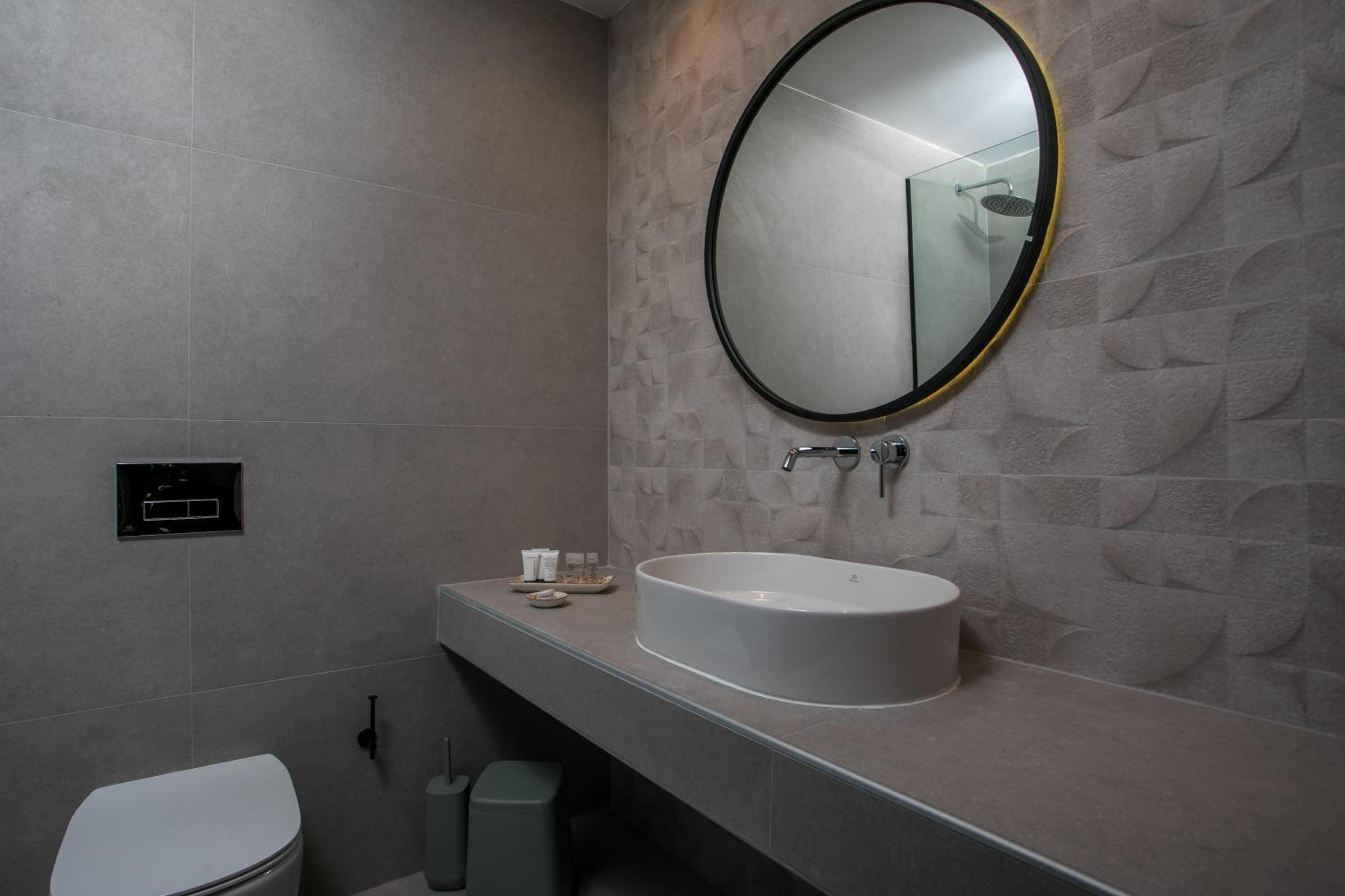 Suite with Hot Tub - Photo 8