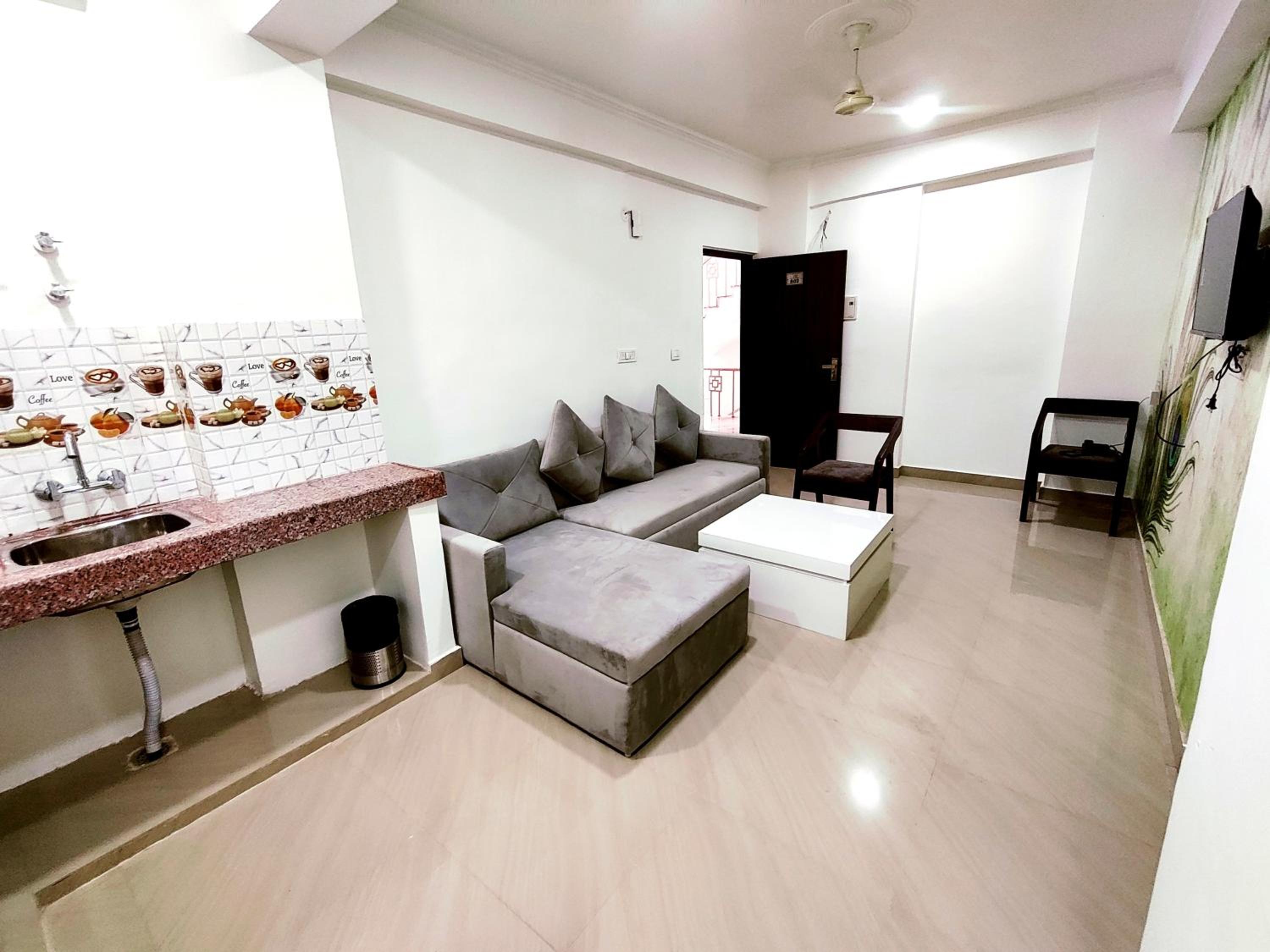 One-Bedroom Apartment with Balcony and City View - Photo 1