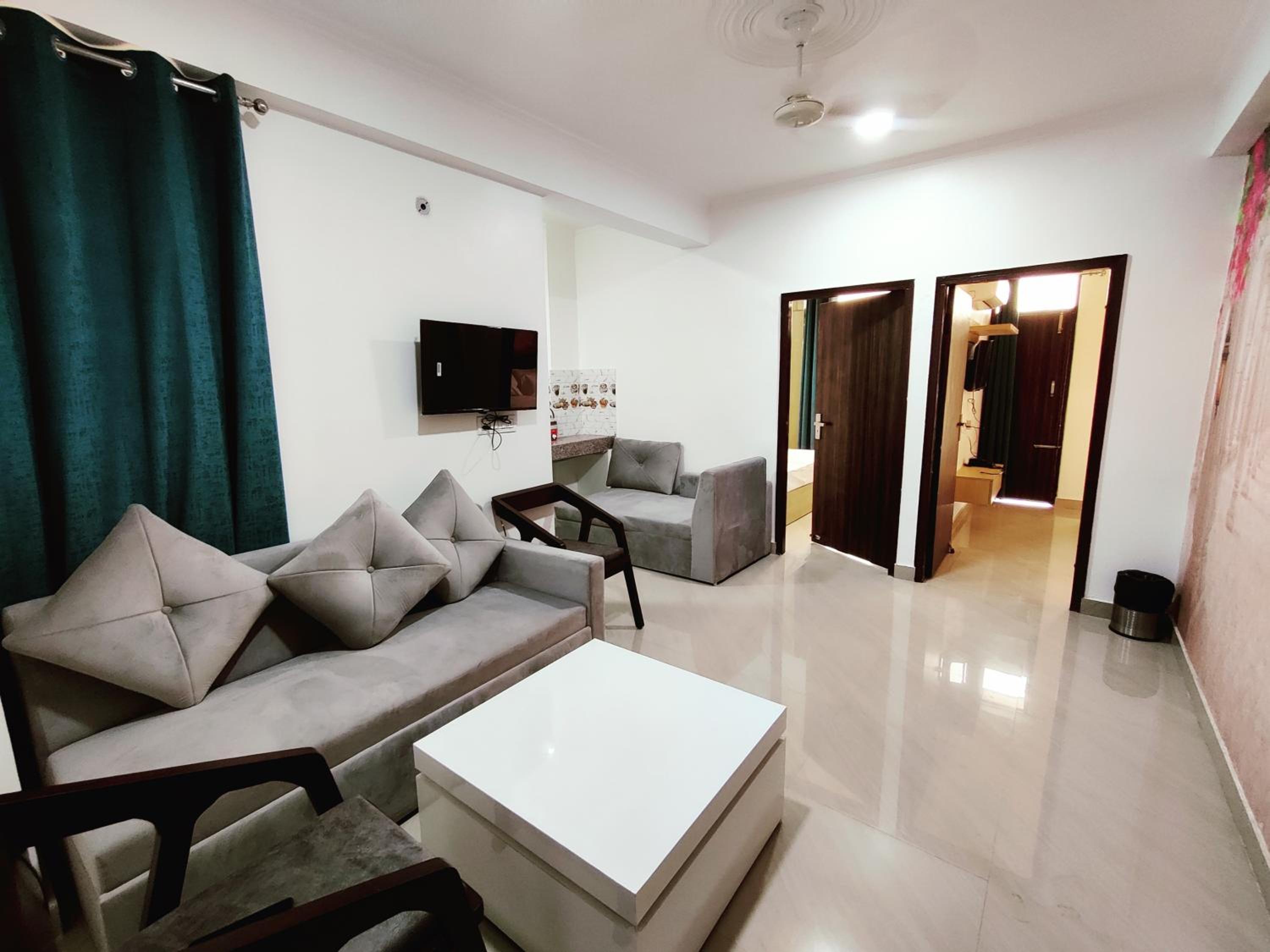 One-Bedroom Apartment with Balcony and City View - Photo 25