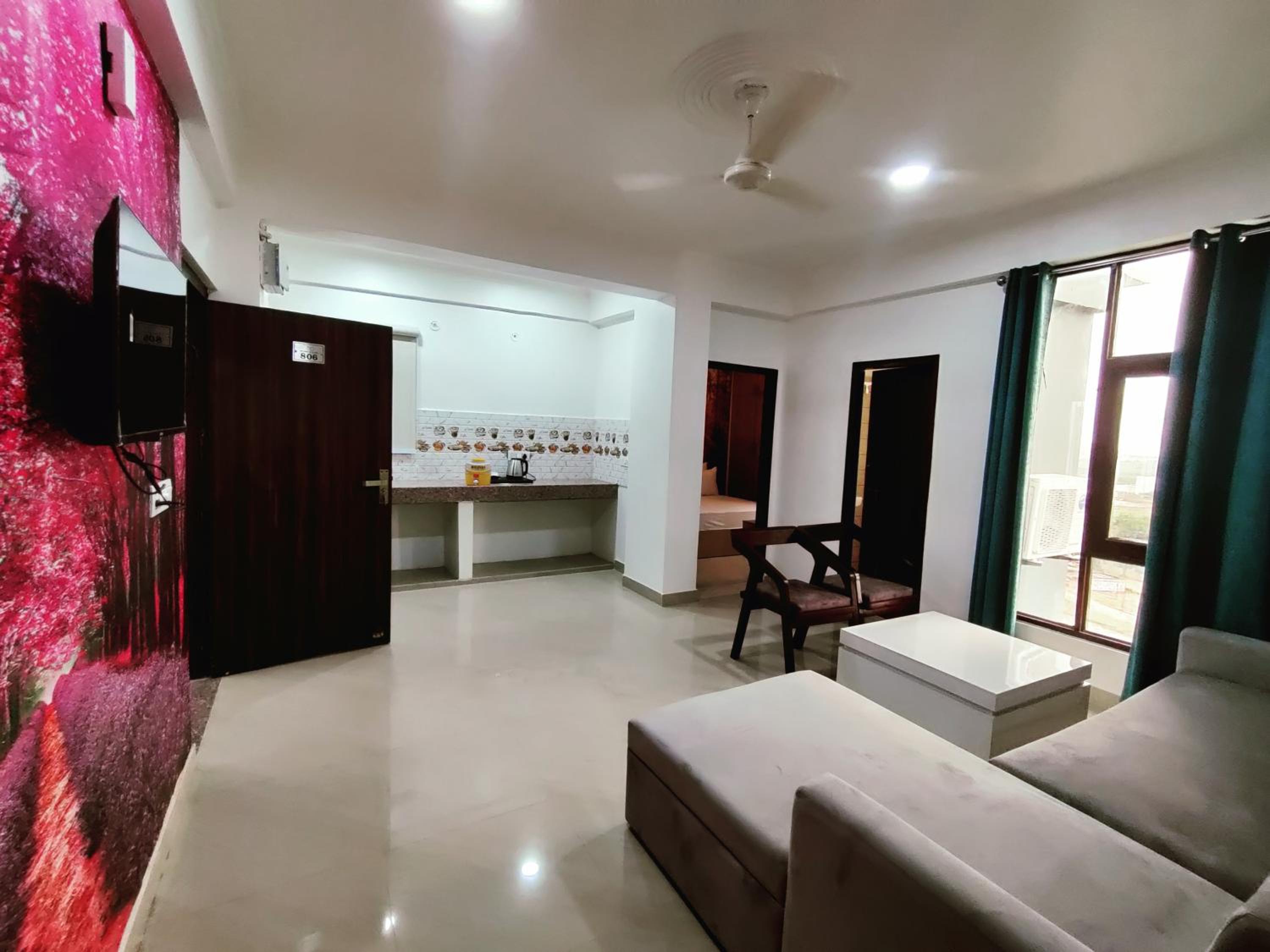 One-Bedroom Apartment with Balcony and City View - Photo 24