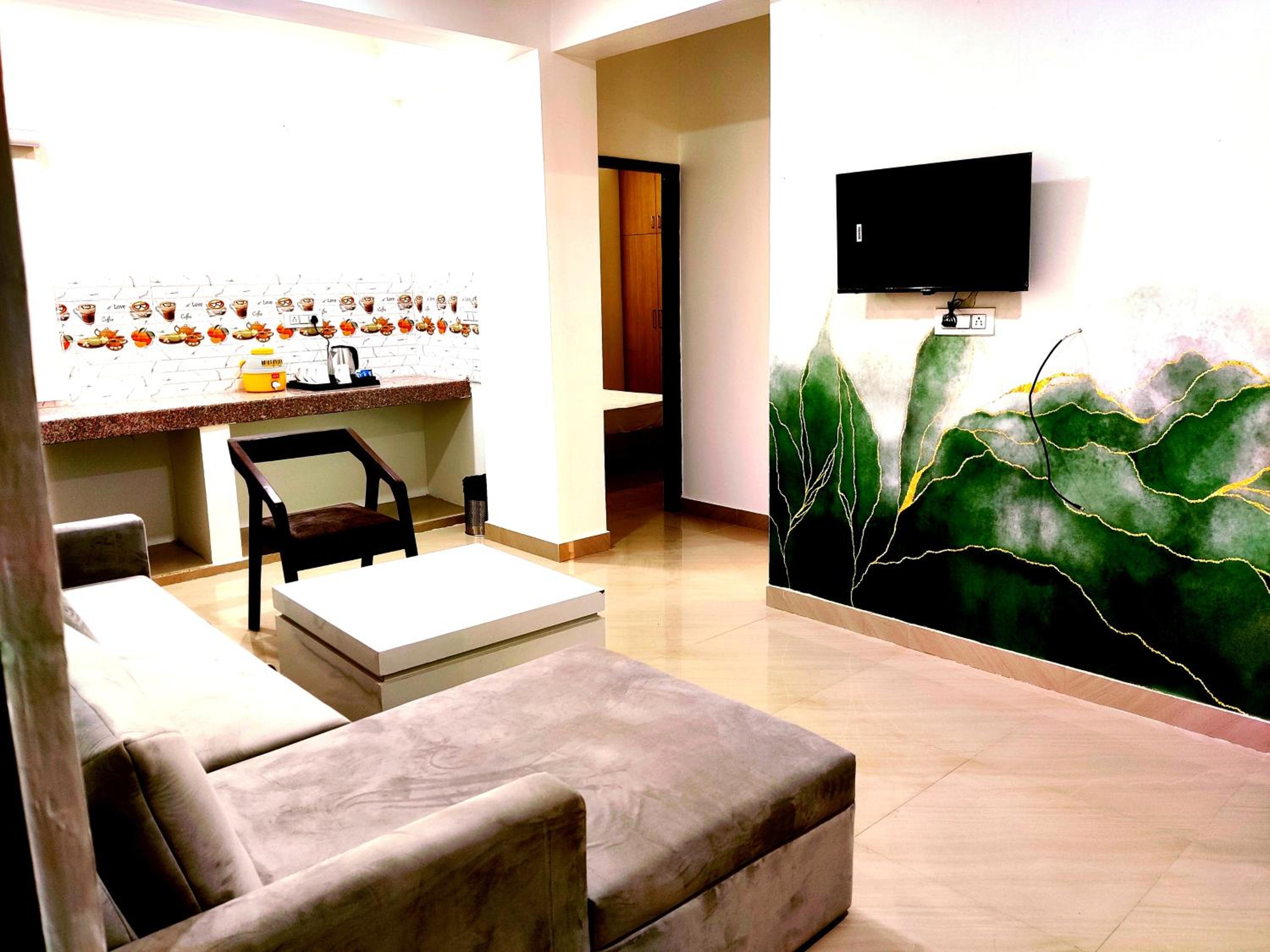 One-Bedroom Apartment with Balcony and City View - Photo 20