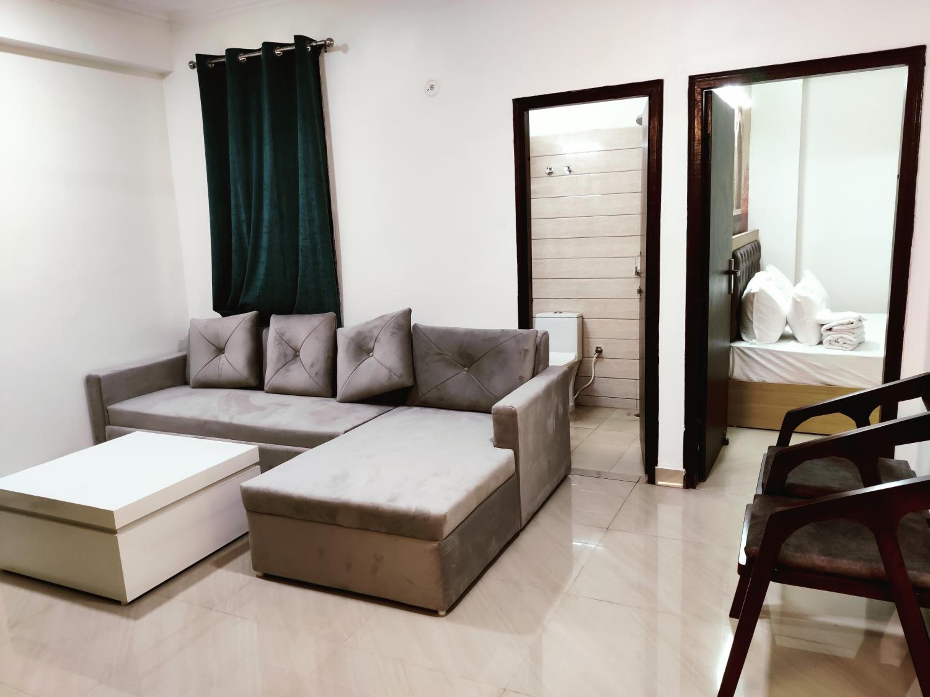 One-Bedroom Apartment with Balcony and City View - Photo 19