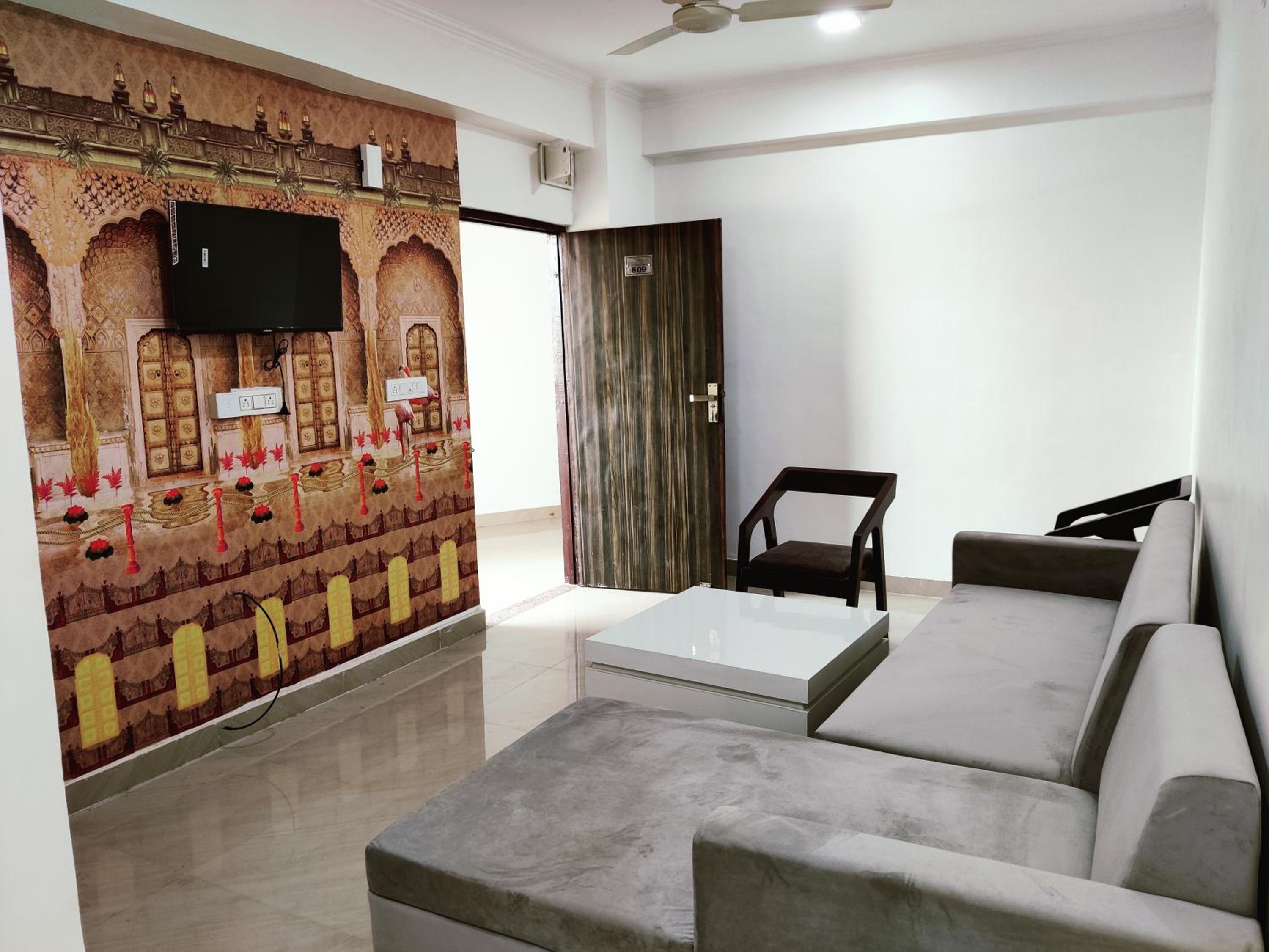 One-Bedroom Apartment with Balcony and City View - Photo 18