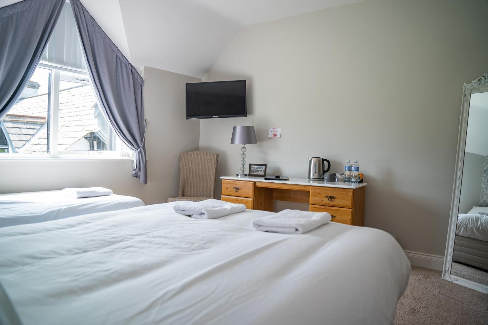 Double or Twin Room with Mountain View - Photo 2