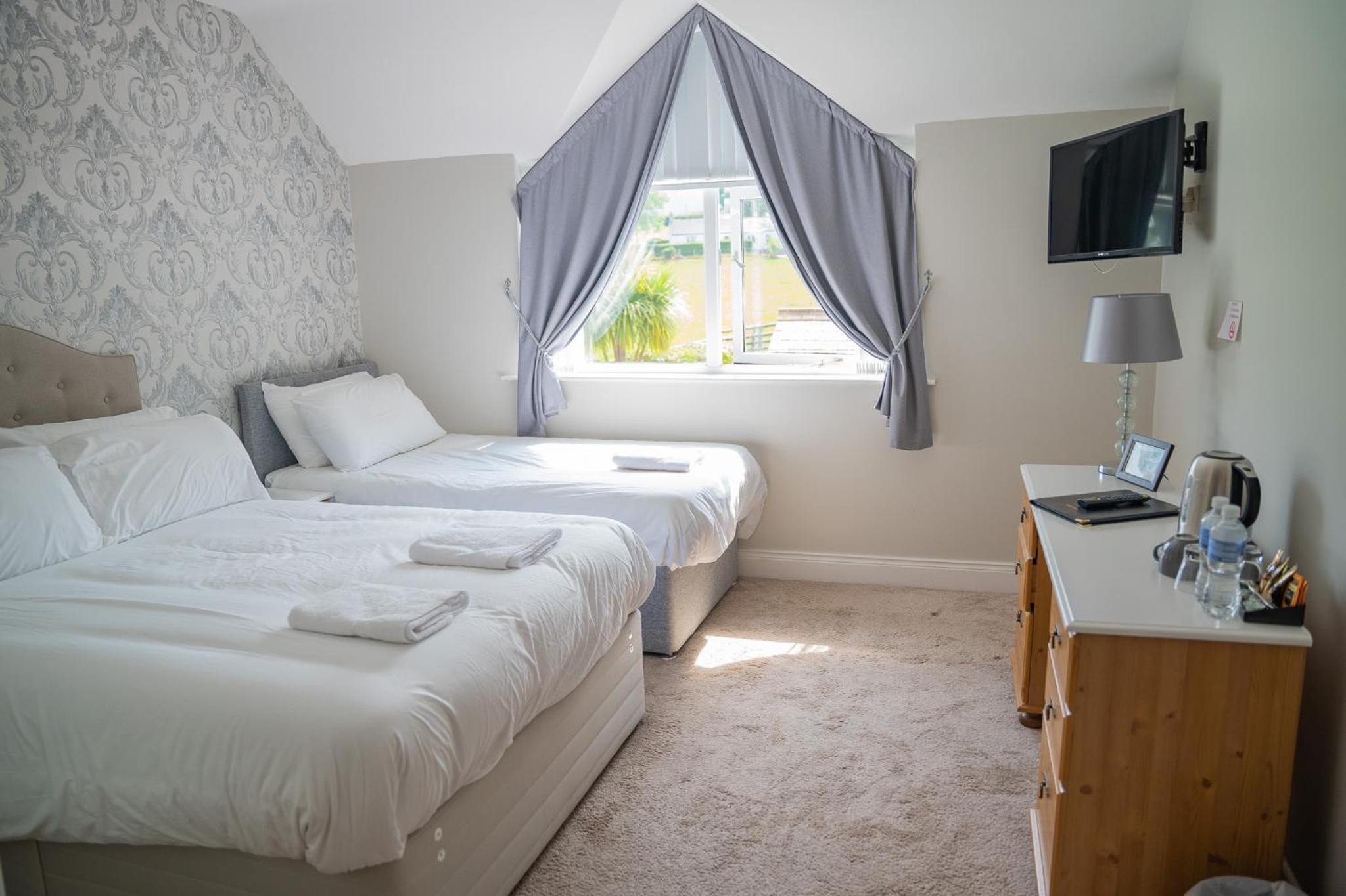 Double or Twin Room with Mountain View - Photo 3