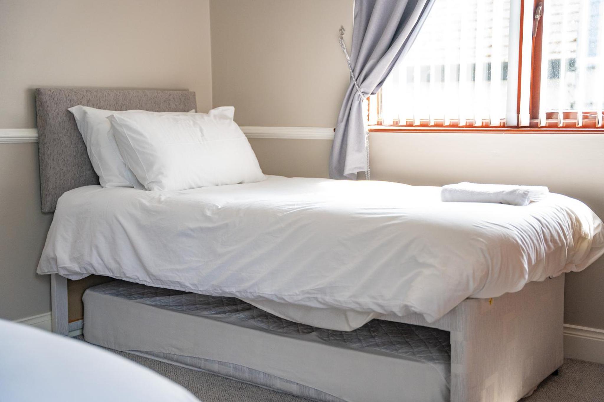 Double or Twin Room with Garden View - Photo 4