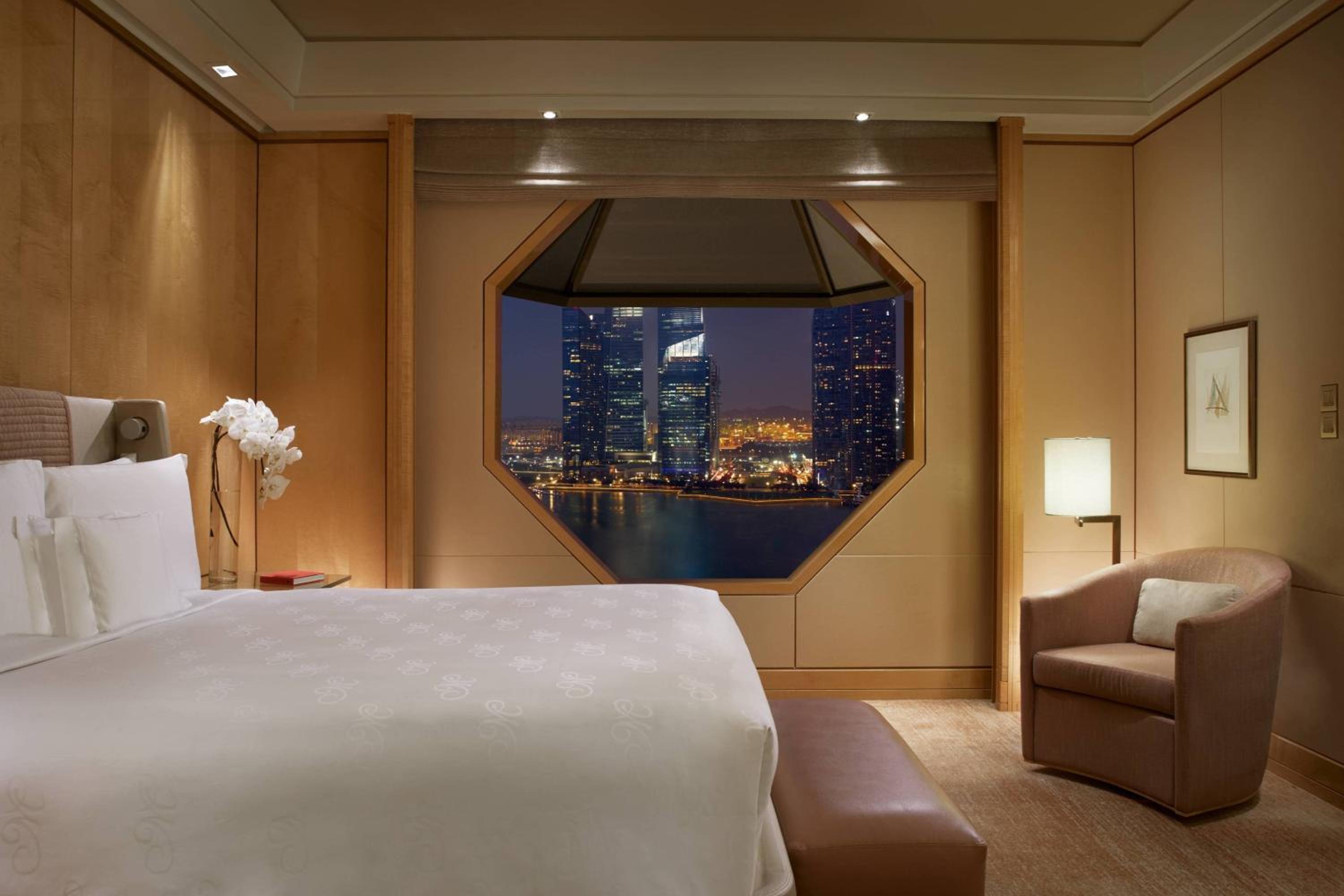 Premier Suite, 1 King Bed, Marina Bay View photo 2