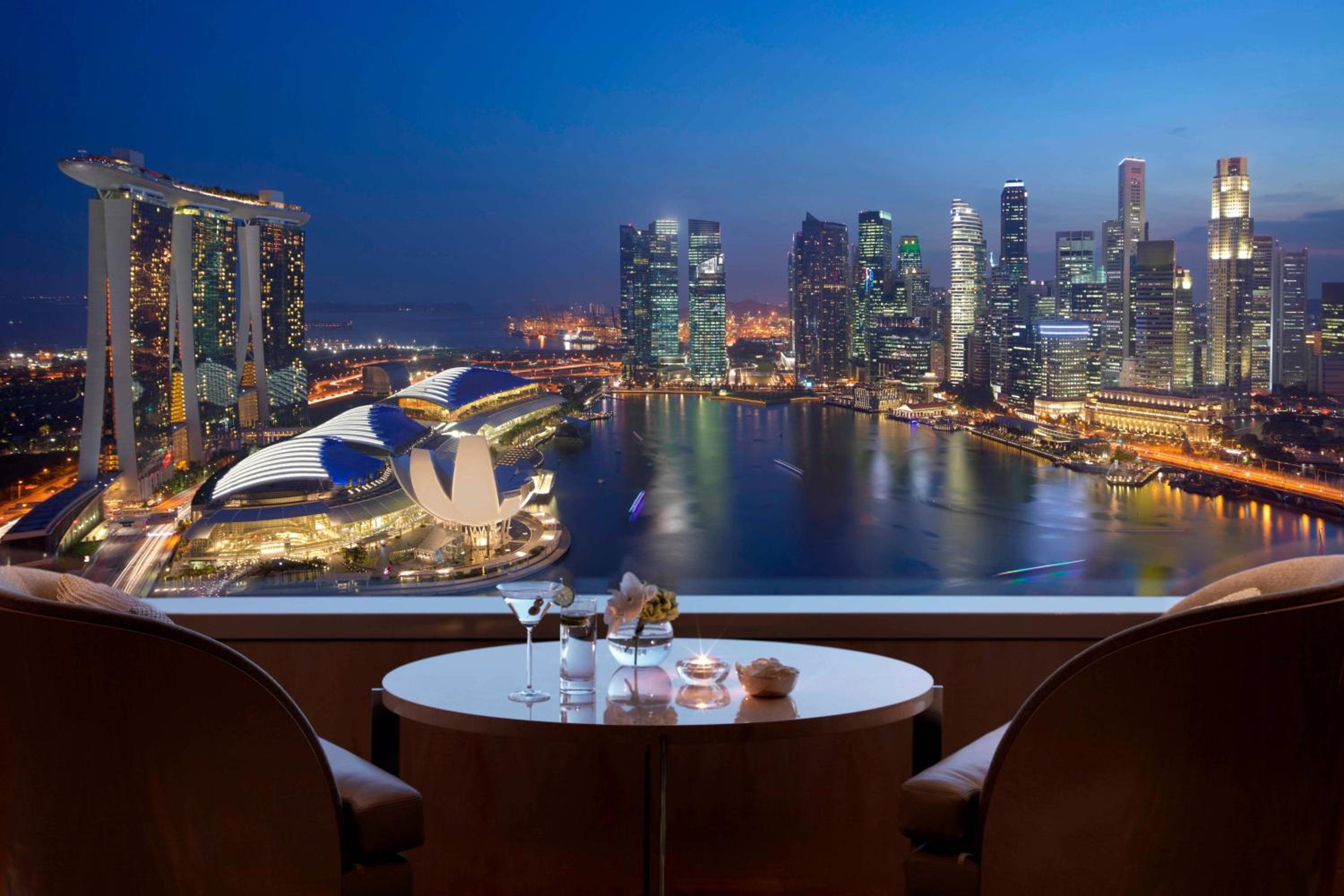 1 Bedroom Millenia Suite, 1 King Bed, Marina Bay View, Lounge Access photo 3