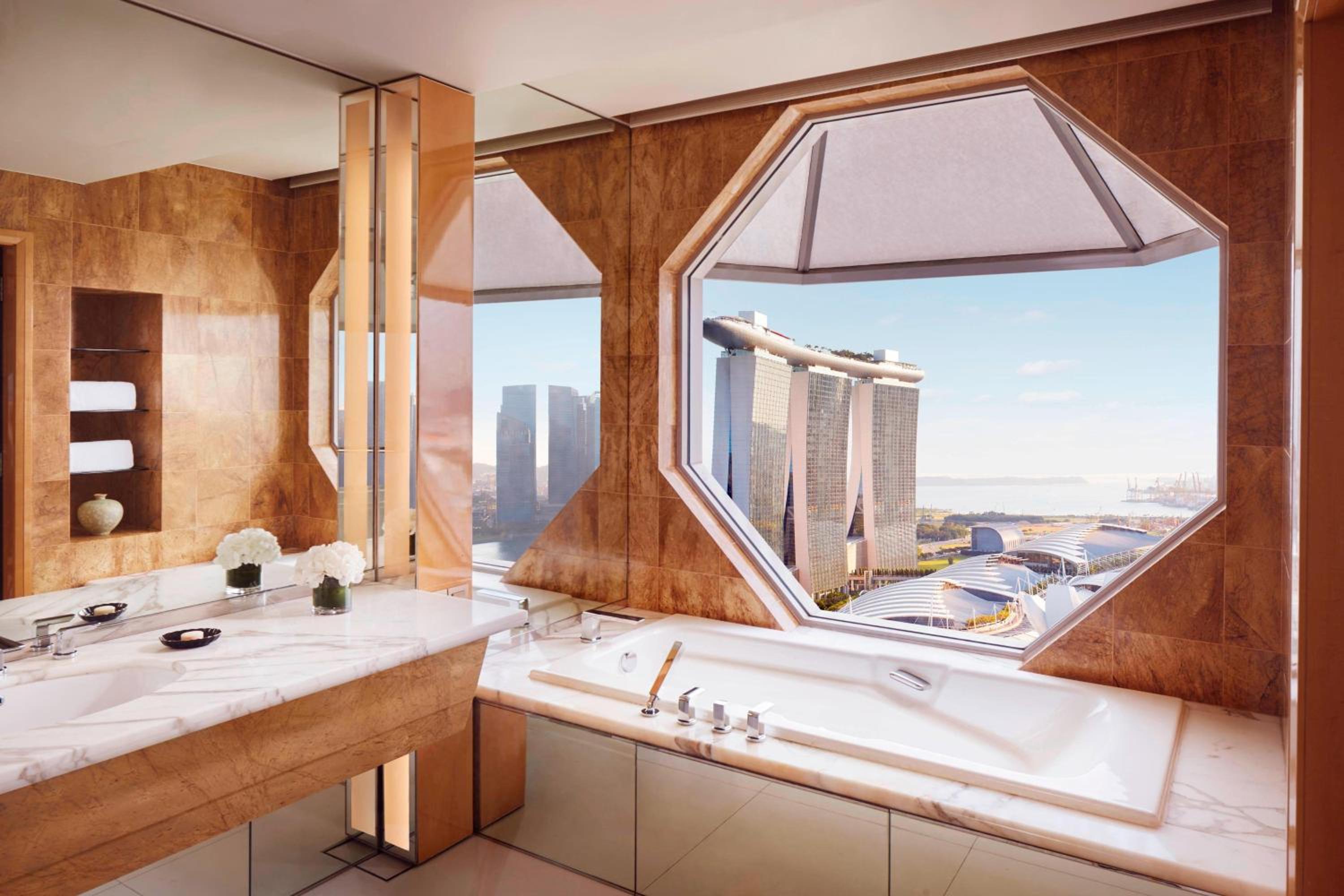Club Deluxe Marina, 1 King Bed, Marina Bay View, Lounge Access photo 2