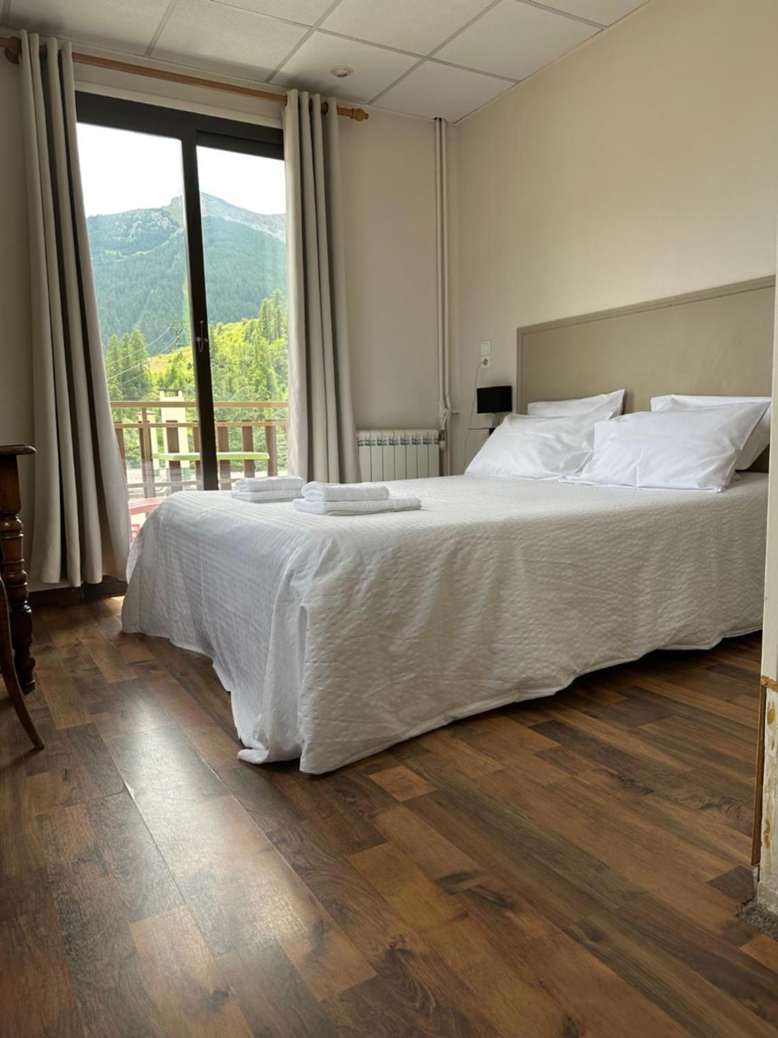 Double or Twin Room with Balcony - Ski Slopes View photo 1