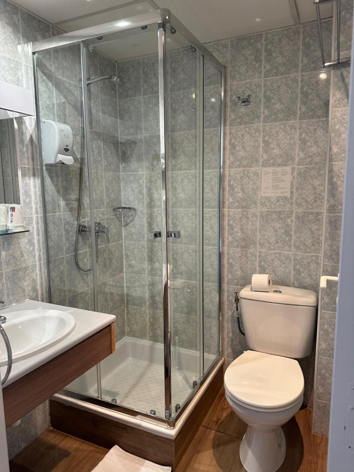 Double or Twin Room with Balcony - Ski Slopes View photo 2
