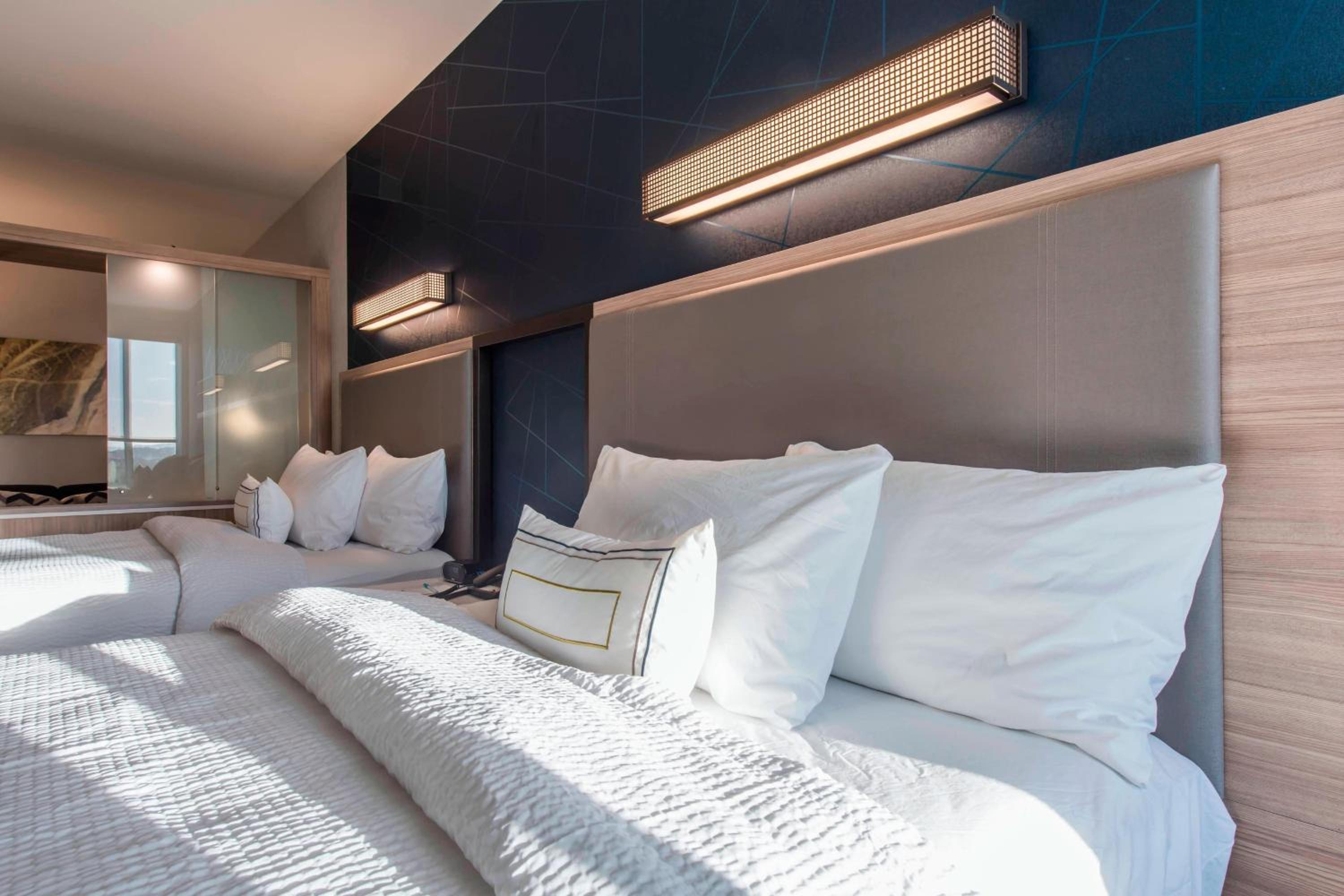 Queen Suite with Sofa Bed and Trundle Bed - Hearing Accessible