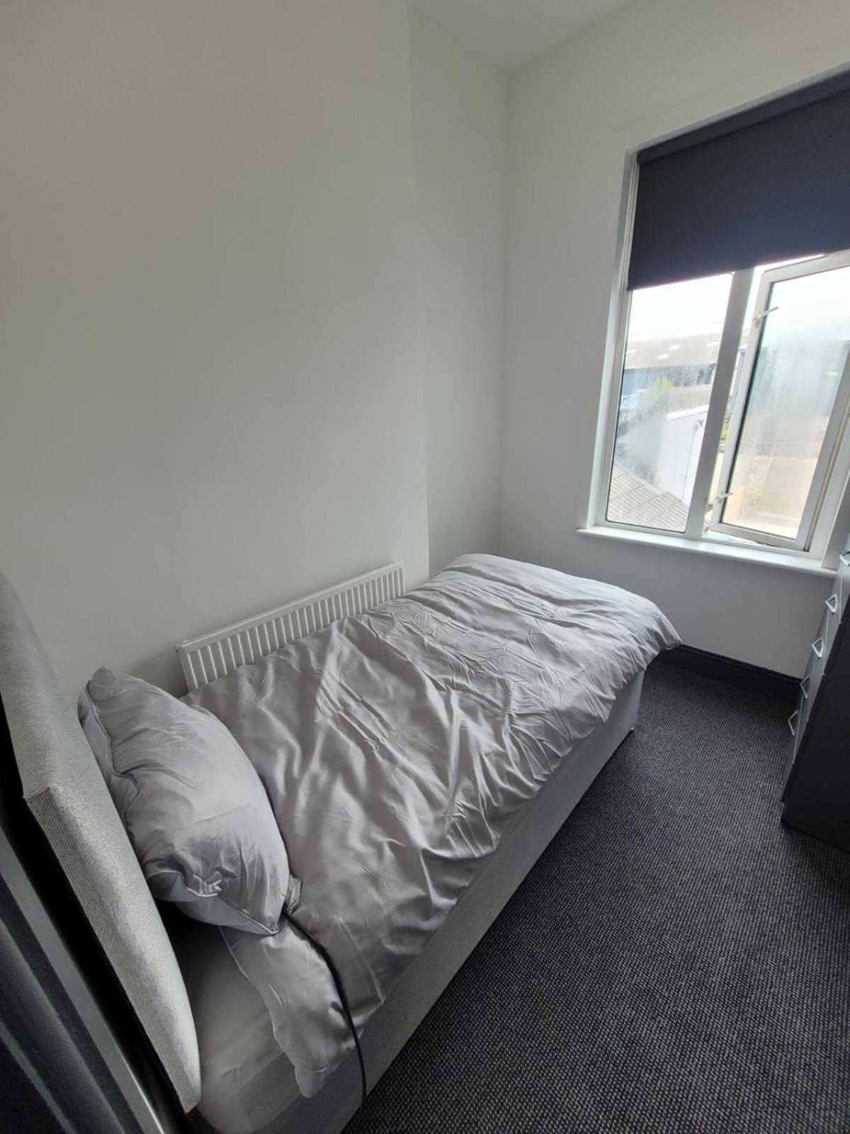 Single Room with Shared Bathroom photo 2
