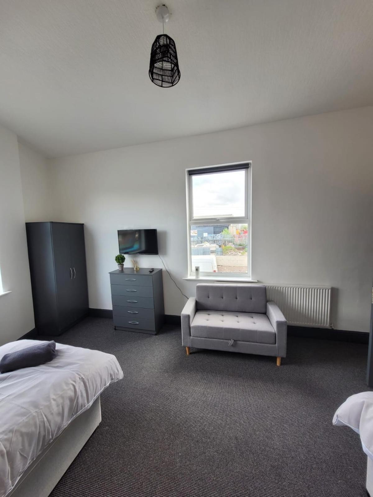 Basic Triple Room with Shared Bathroom