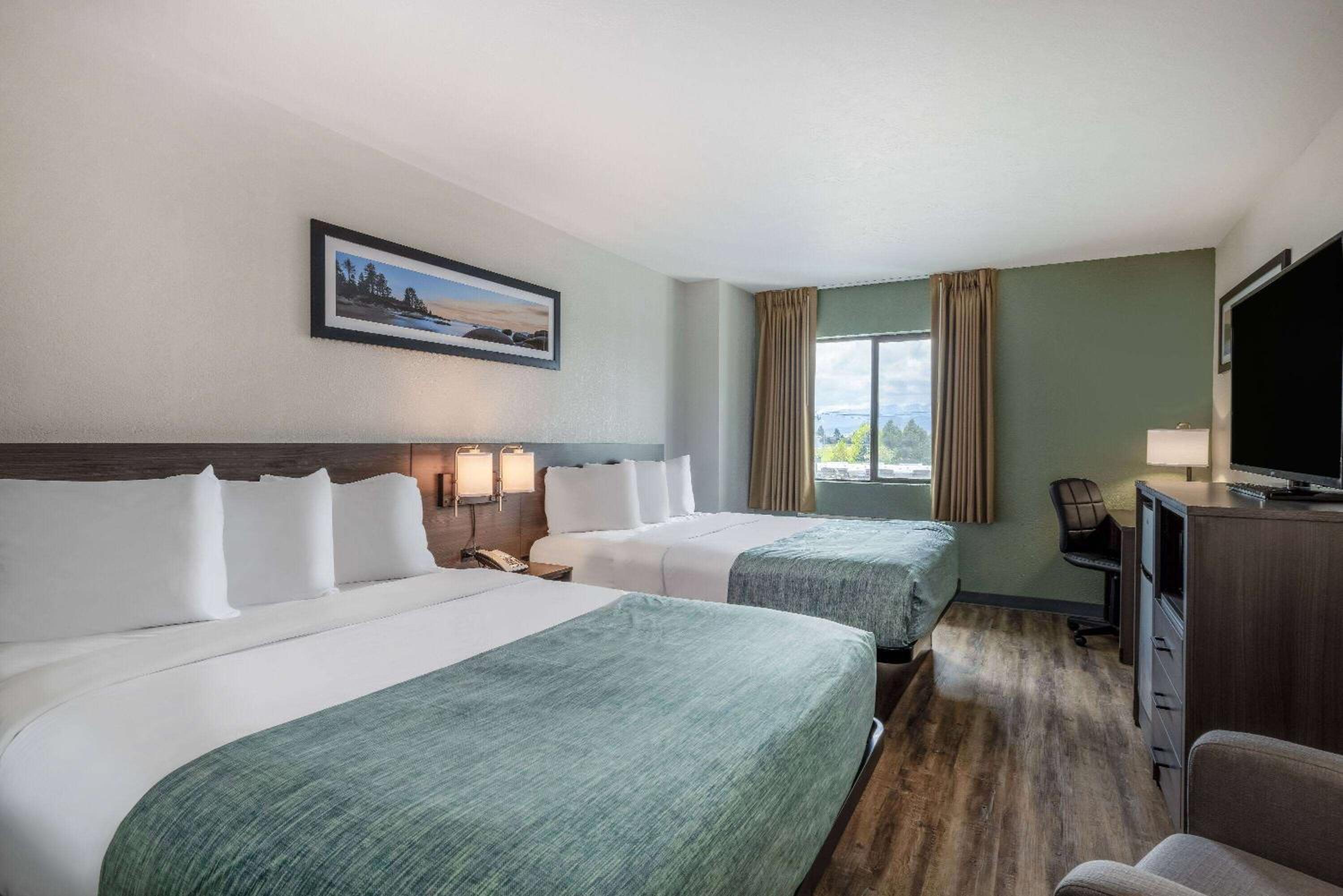 Queen Room with Two Queen Beds - Non-Smoking - Photo 3