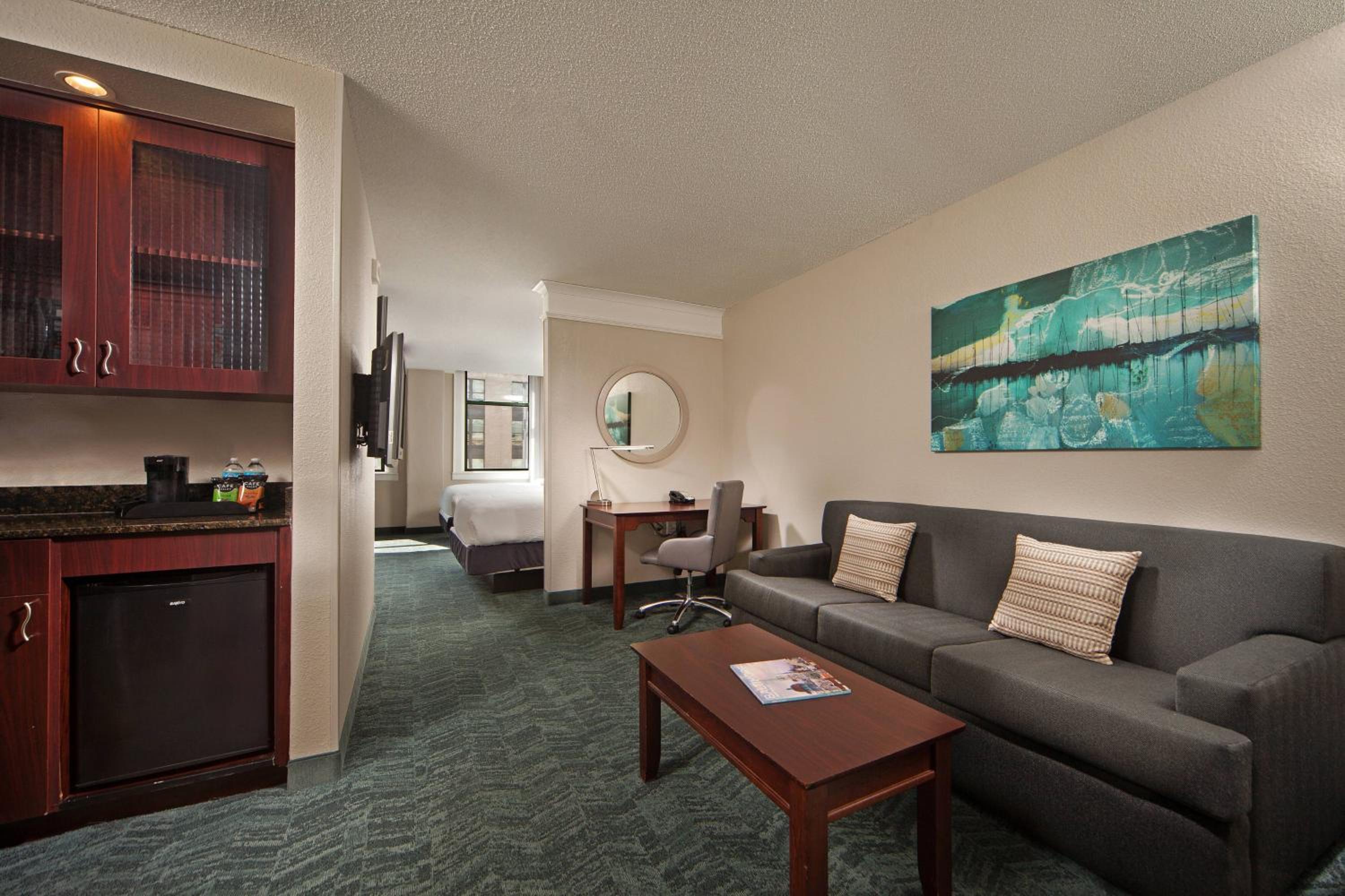 Suite with Two Queen Beds, Sofa Bed and Adapted Tub - Mobility and Hearing Accessible photo 3