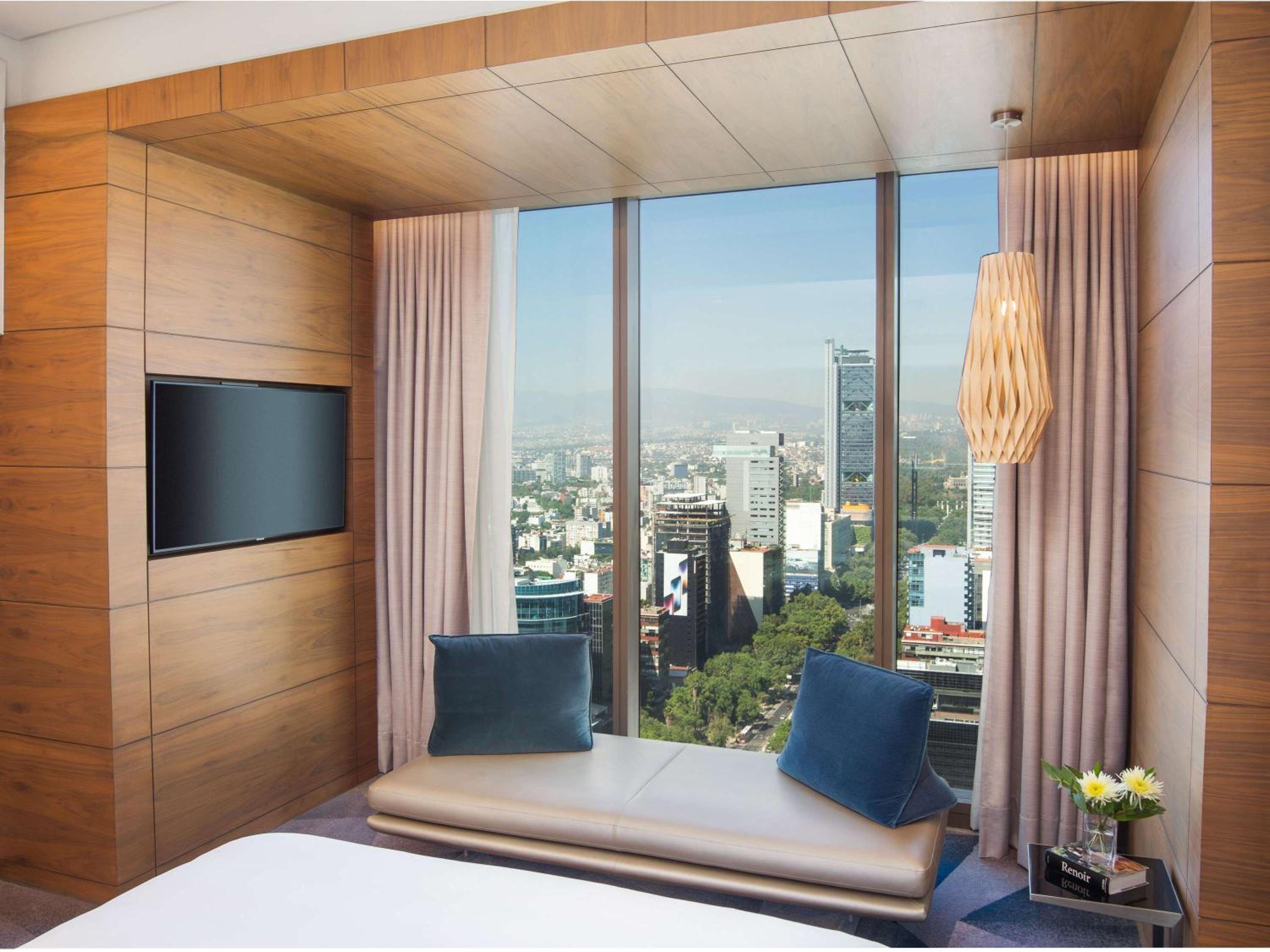 Superior King Room with Club Millésime Access and Skyline View thumbnail 6