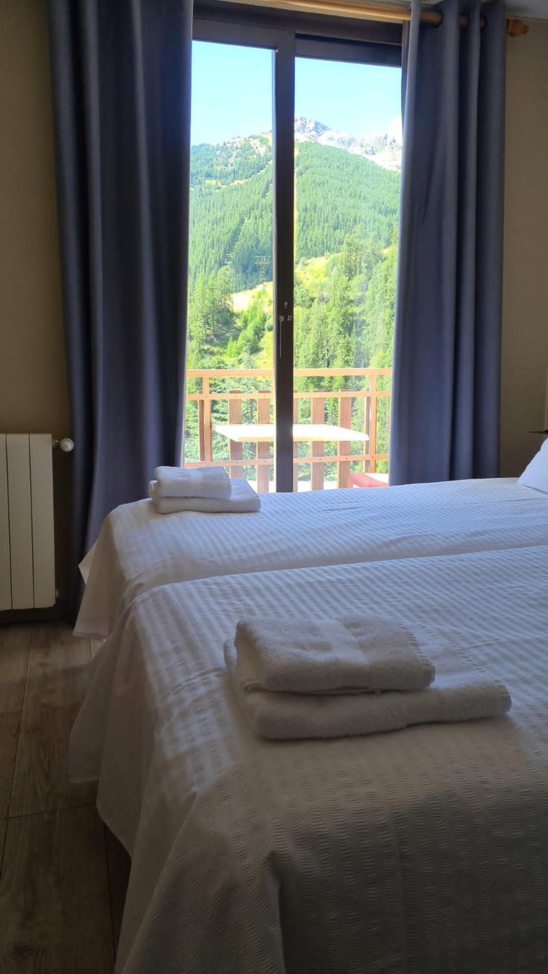 Double or Twin Room with Balcony - Ski Slopes View photo 3