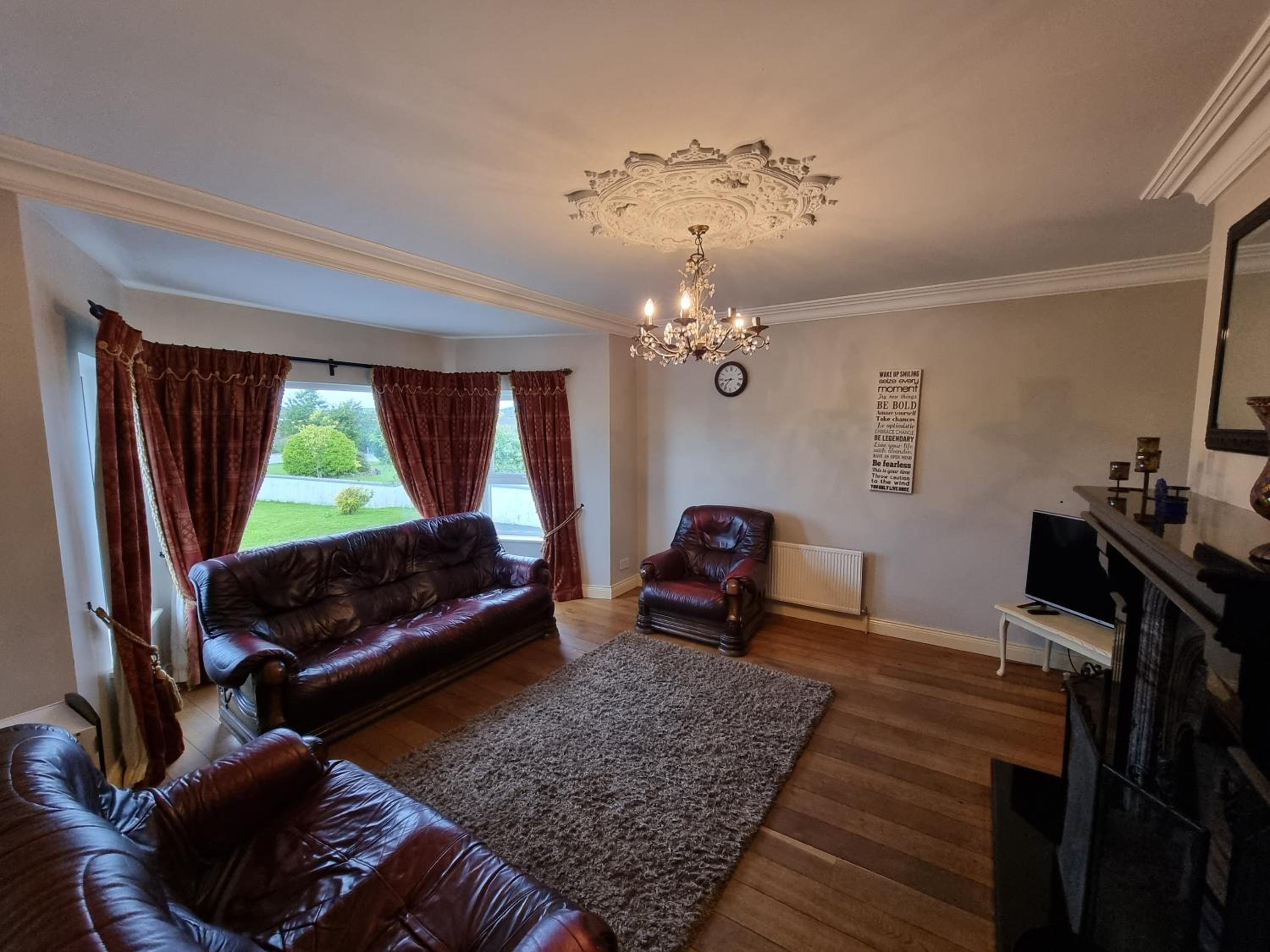 Five-Bedroom House photo 2