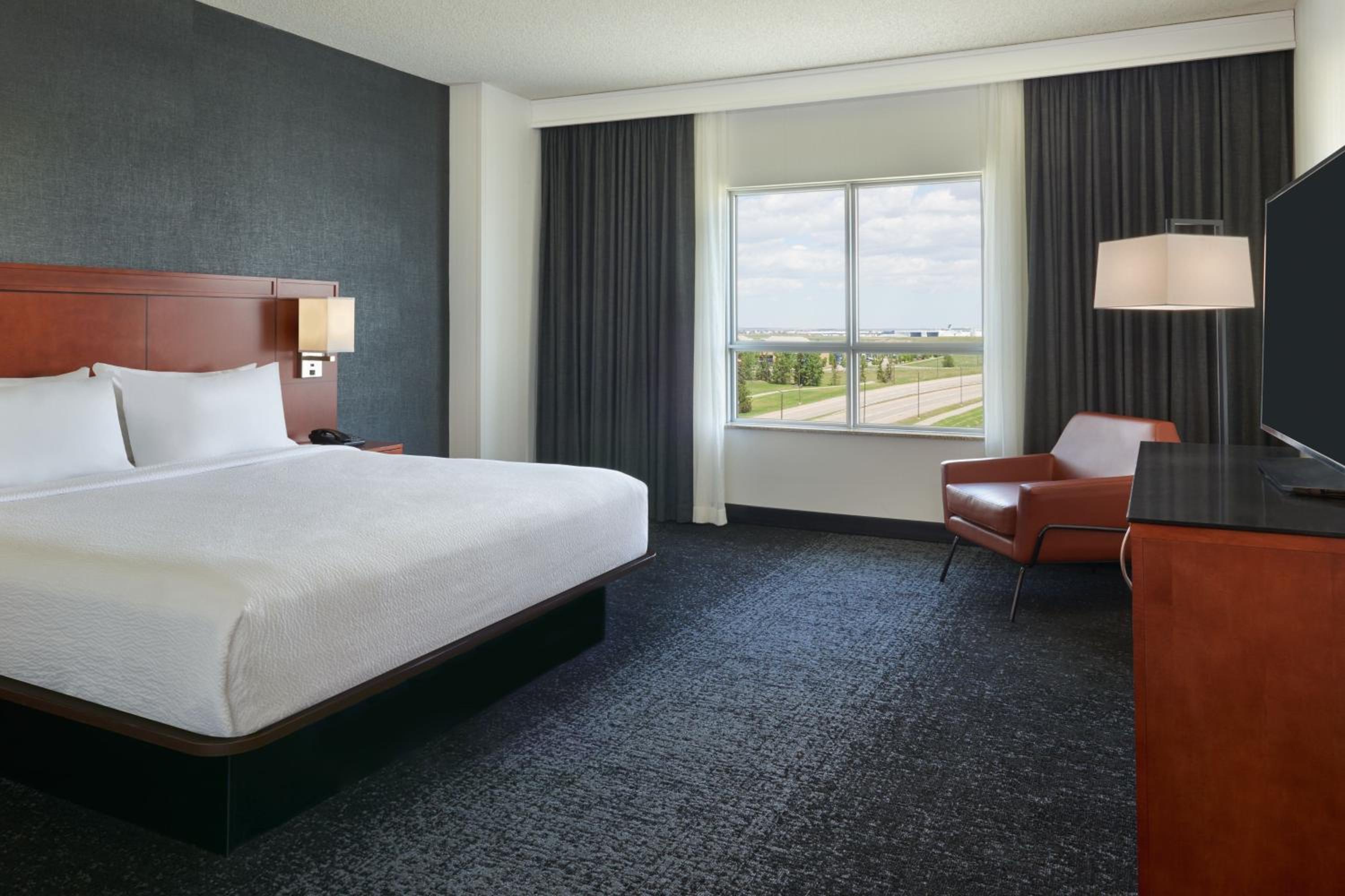 One-Bedroom King Suite - Photo 8