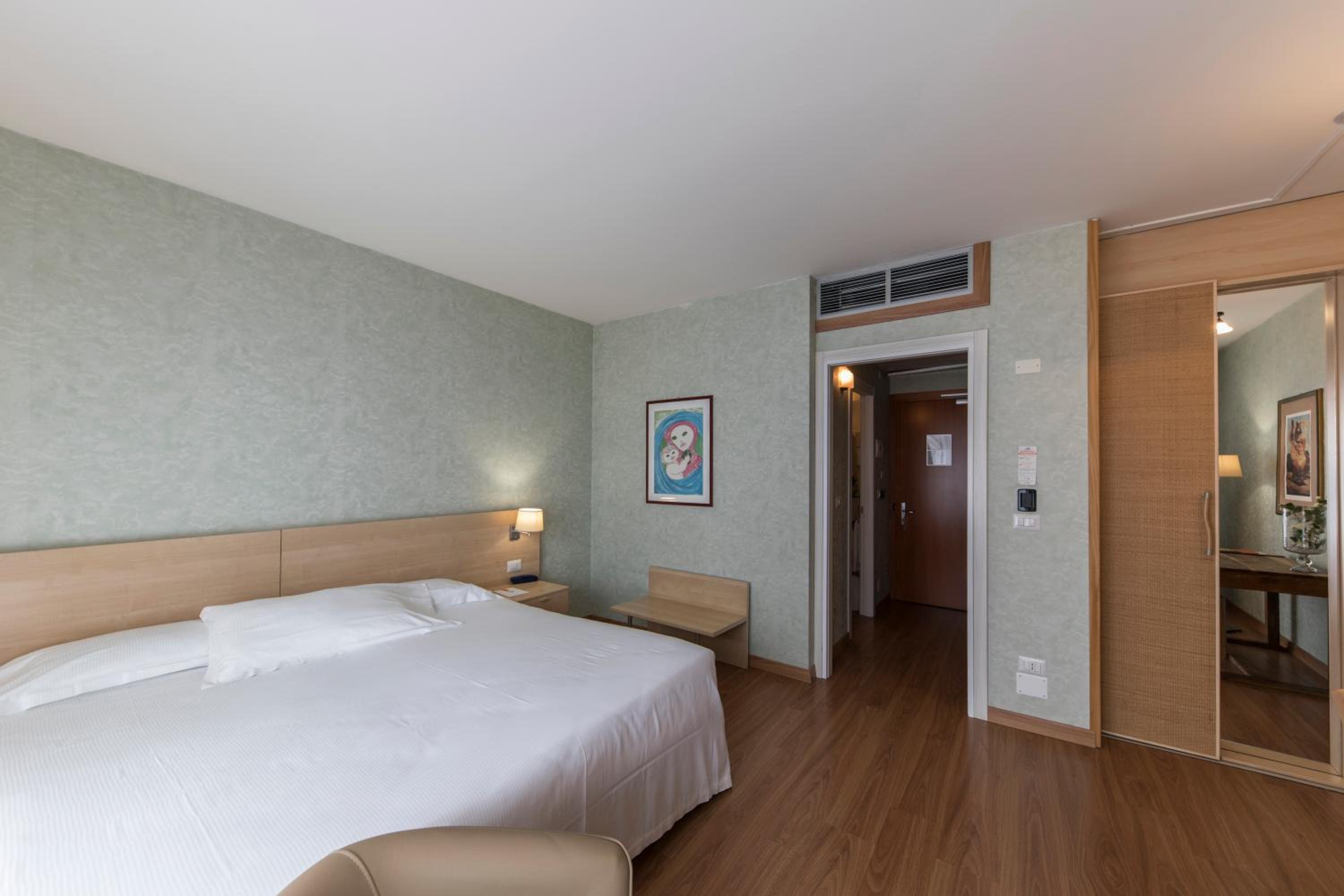 Standard Double Room - Photo 11